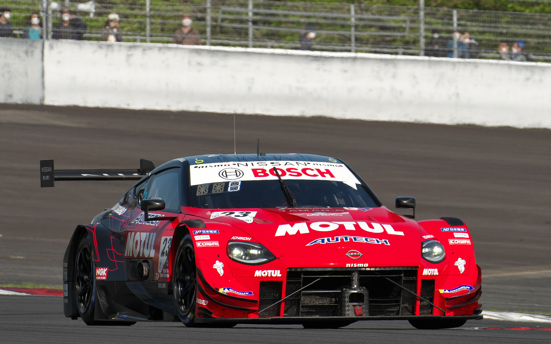 23号車 MOTUL AUTECH Z（松田次生/ロニー・クインタレッリ組、MI）は4位