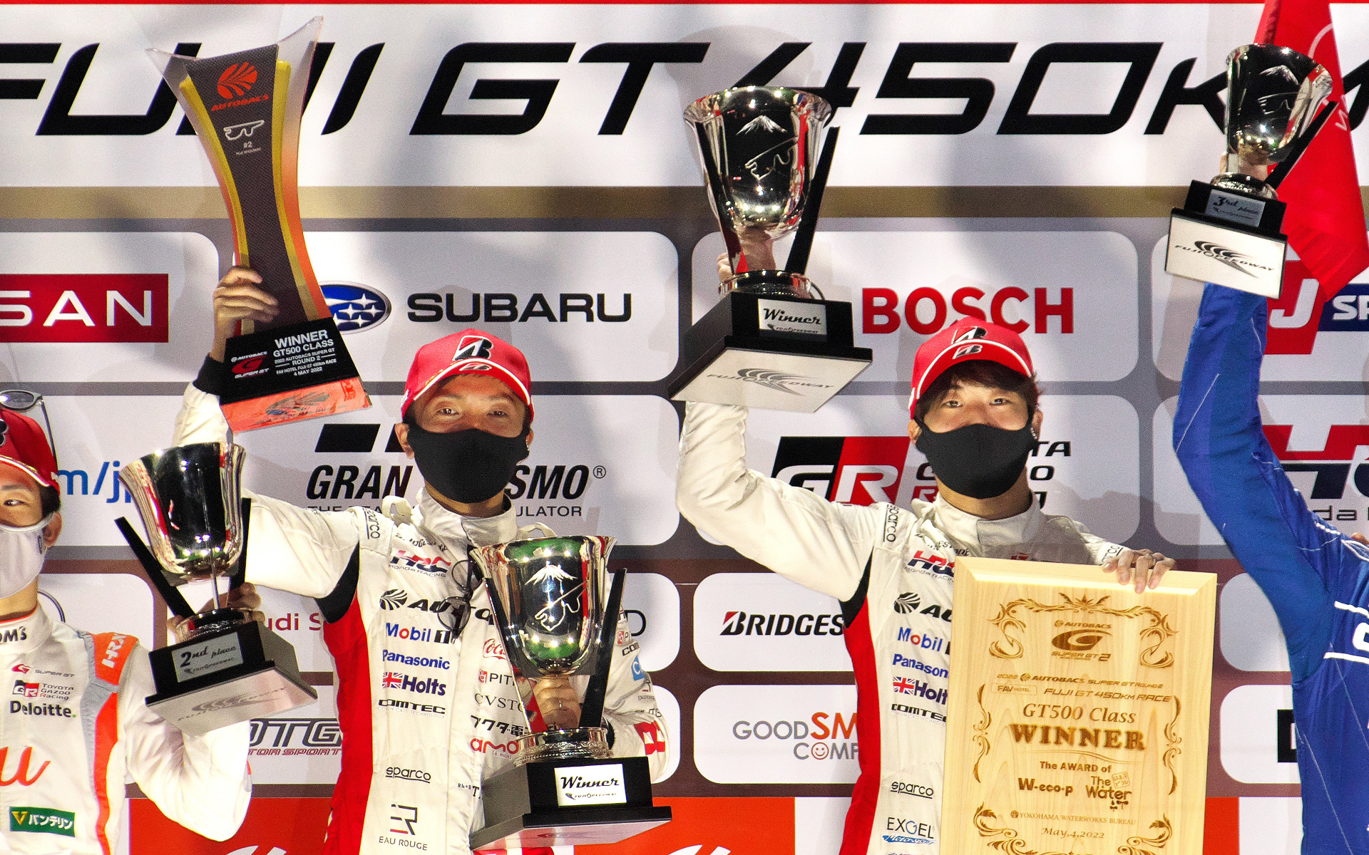 優勝した野尻智紀選手、福住仁嶺選手