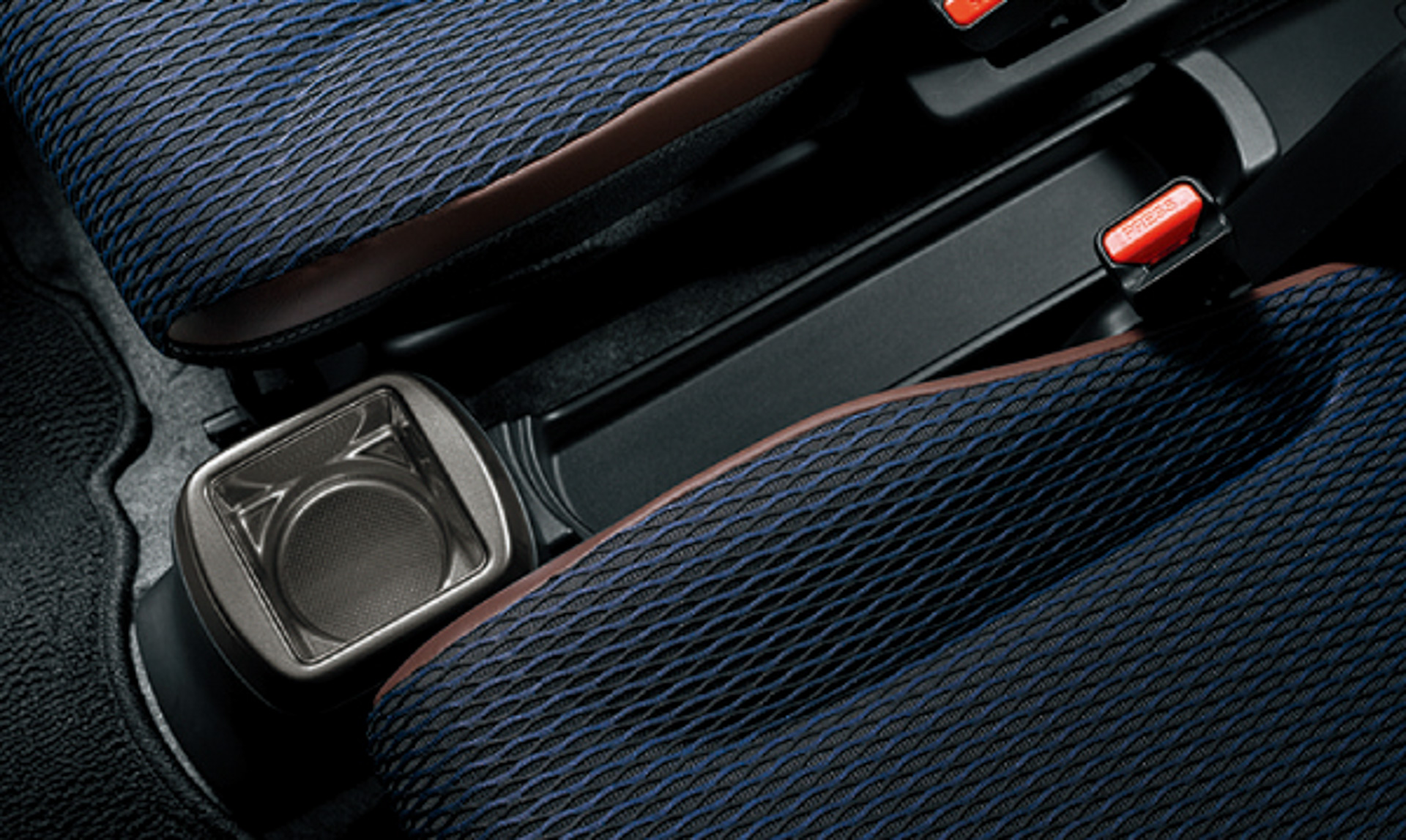 チタニウムグレーのフロアコンソールトレー（ドリンクホルダー付き）