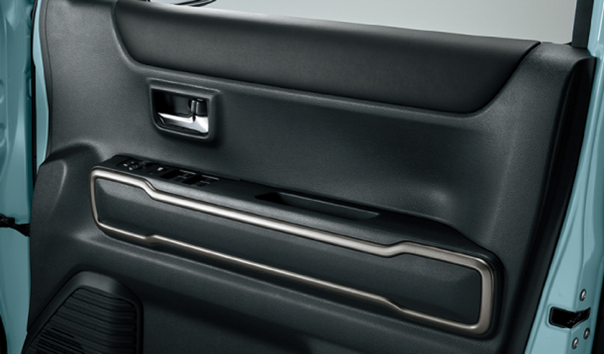 メッキインサイドドアハンドル＆チタニウムグレーのドアトリムカラーガーニッシュ