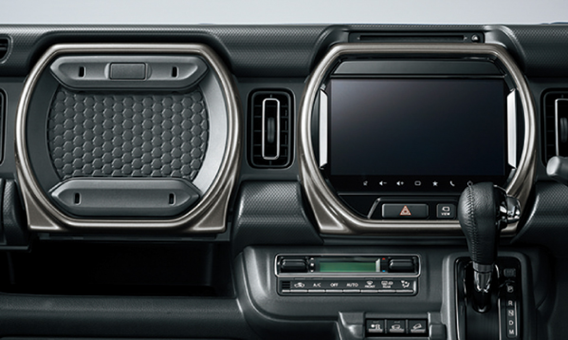 チタニウムグレーのインパネカラーガーニッシュ