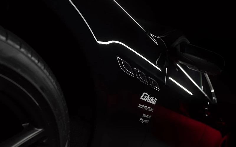 3連サイドエアダクトの下には「M157110519FRG」のコードが刻まれている