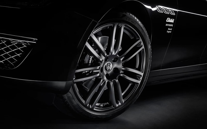 20インチのウラーノ・マットブラックホイール