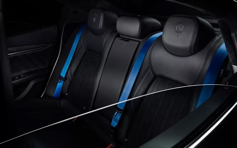 シートベルトはダークブルー