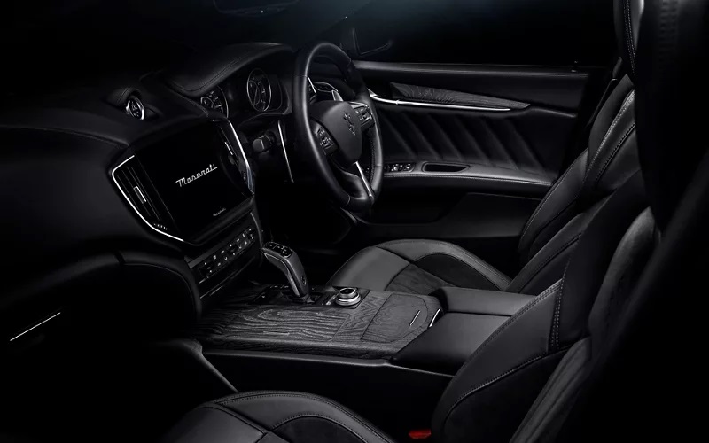 インテリアはプレミアムレザーとアルカンターラで構成