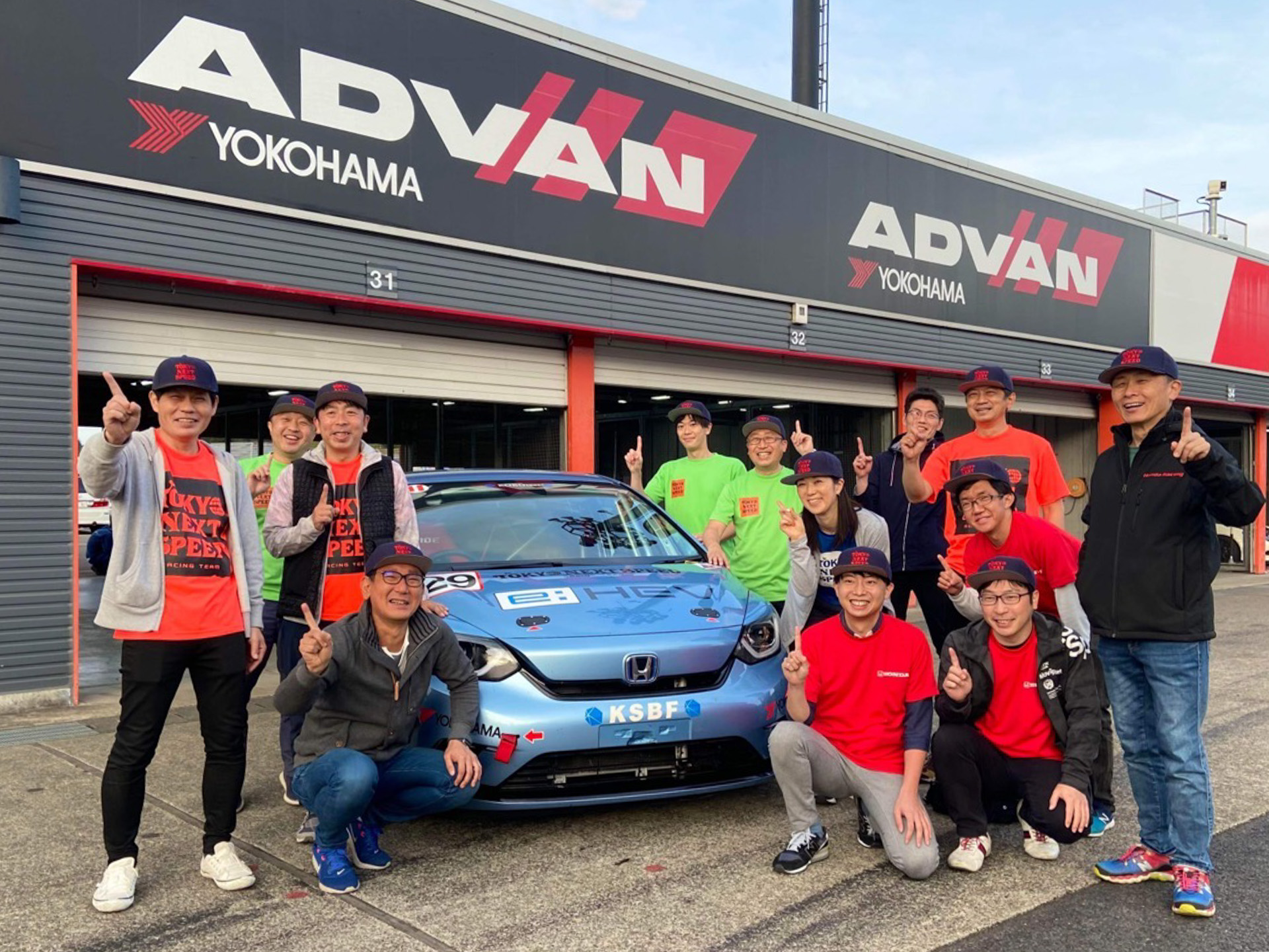 例年は猛暑の中で開催されるJoy耐ですが、今年は5月ということで風が冷たいくらいの初夏らしい陽気。そのせいでちょっと参加チームが少なく、61台でした。でも、長い長い1日が終わるといつもは暑さと湿気でヘロヘロになるところですが、今回は心地よい疲れでみんなの笑顔も元気ですね。トラブルにも負けず、がんばって完走してくれたフィット4は、かなりレーシングカーっぽい精悍な顔つきになりました