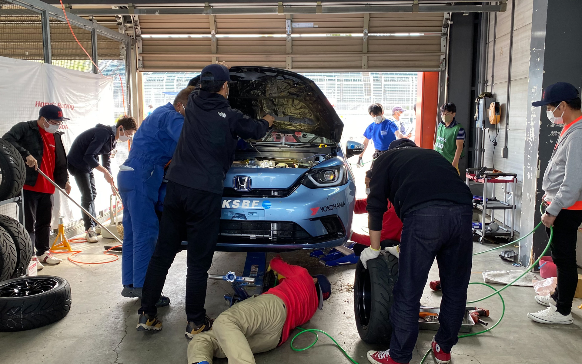 7時間のレースも終盤の残り50分ほどのところで、足まわりのトラブルで緊急ピットインしたフィット。メカニックさんたちの素晴らしい頑張りで、無事に復旧してコースに戻ることができました