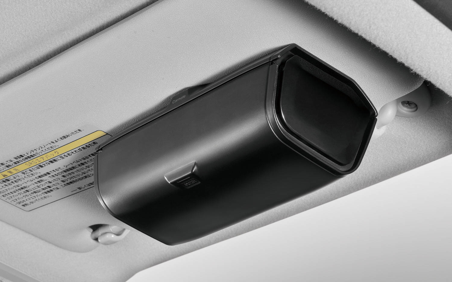 取り付けはサンバイザーにクリップを差し込むだけ