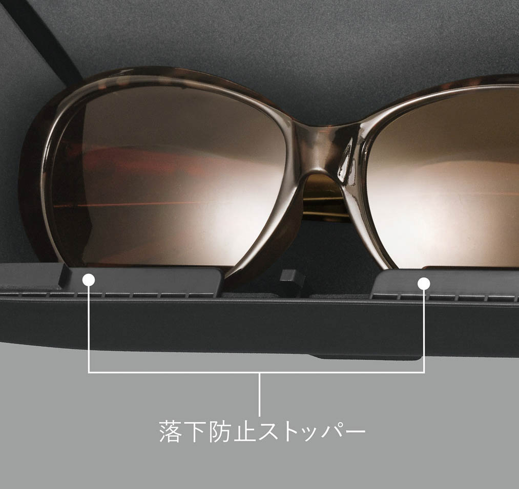 落下防止のストッパー付きで、ケースを開けた状態でも中身が滑り出しにくくなっている