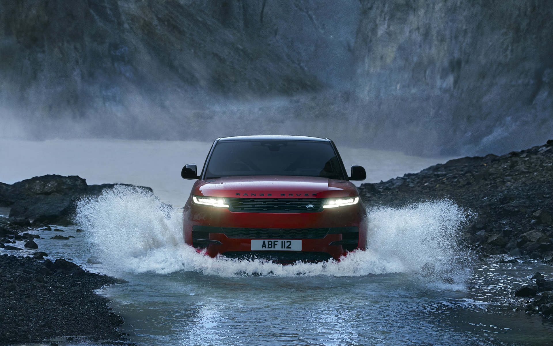 激流のダムの放水路を駆け上がる新型レンジローバースポーツ