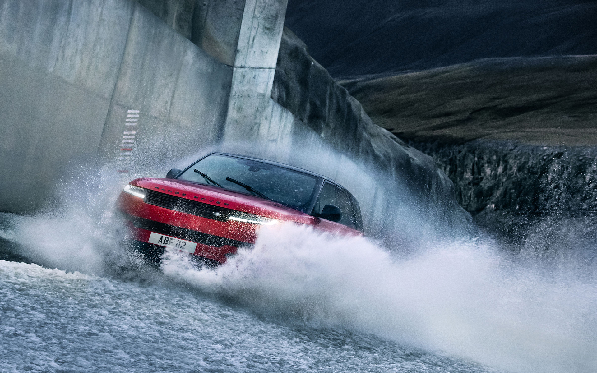 激流のダムの放水路を駆け上がる新型レンジローバースポーツ