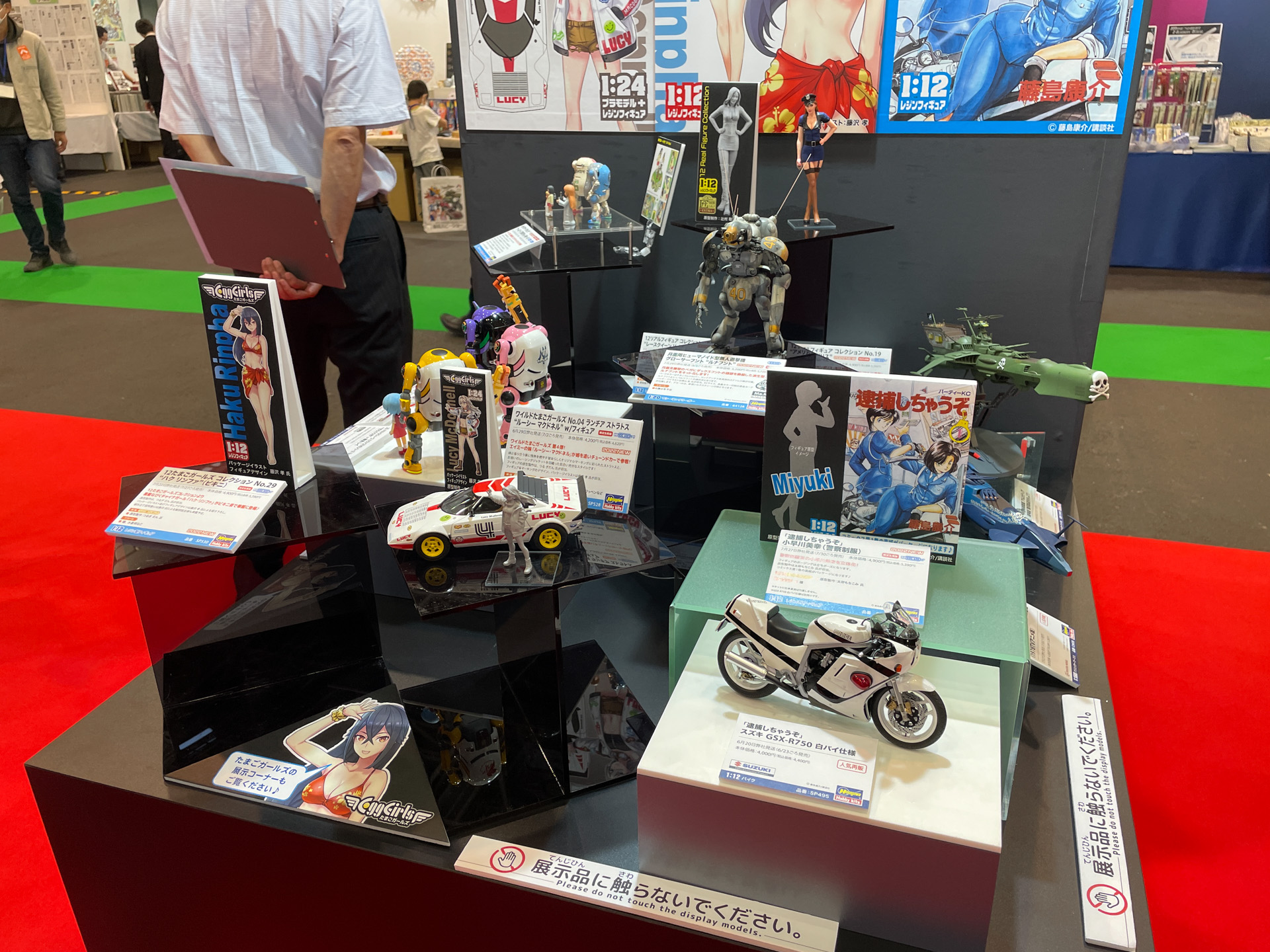 漫画「逮捕しちゃうぞ」のスズキ GSX-R750 白バイ仕様の展示と小早川美幸（警察制服）の登場も予告された