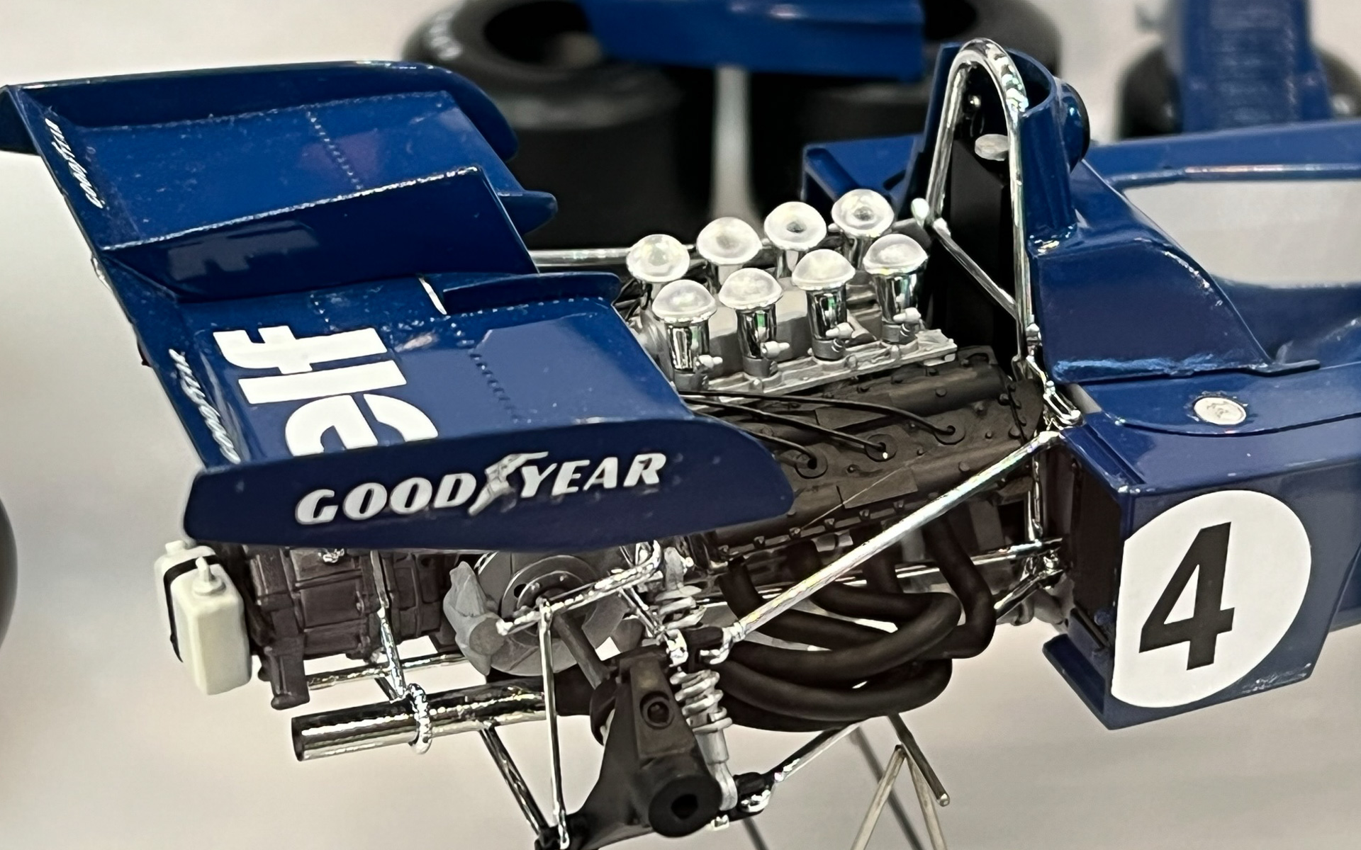 1/20とは思えないほど細部まで再現されたフォードDFVエンジンやウィング。当時の凸リベットが見て取れる