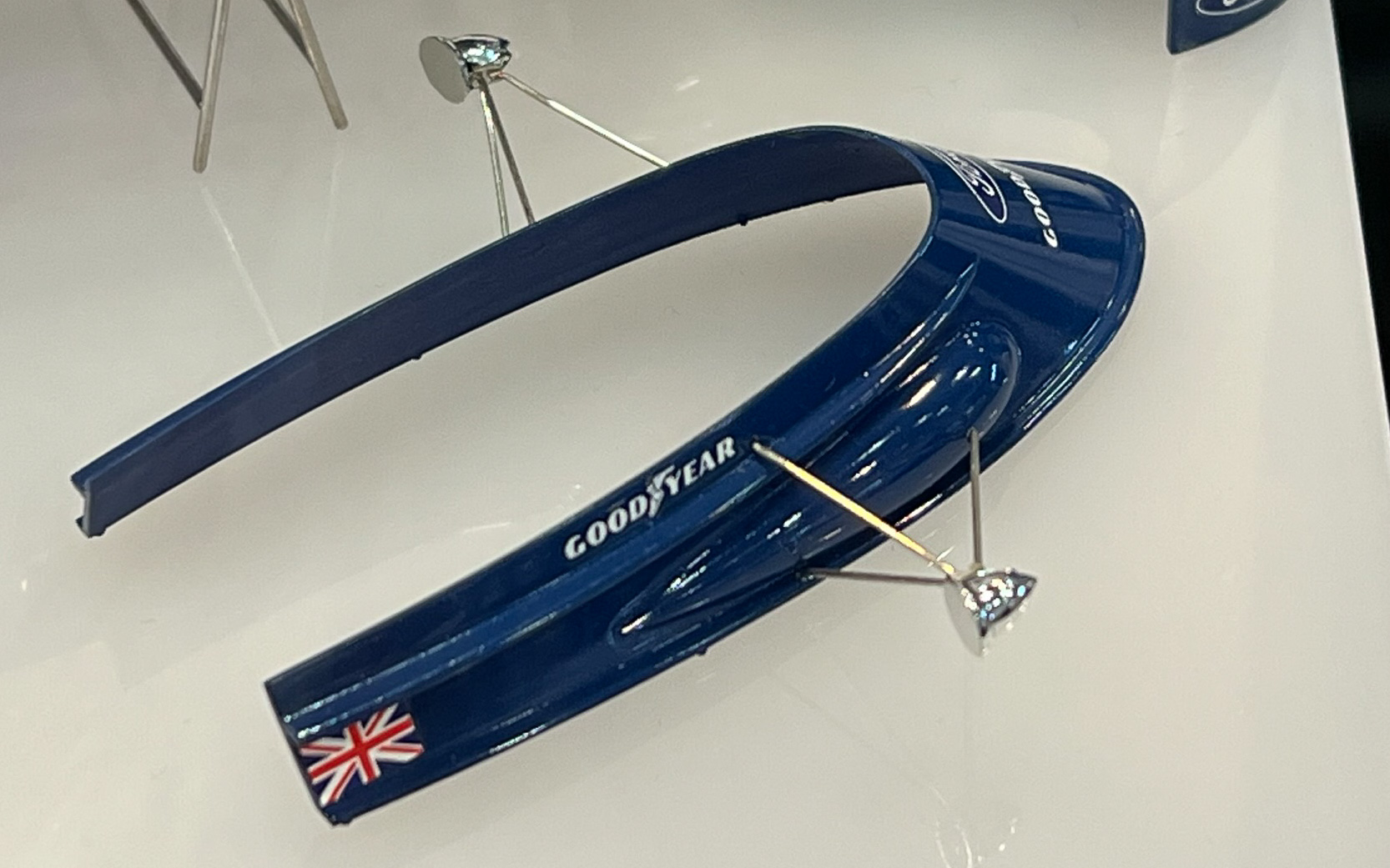 カウルに取り付けられたサイドミラーのステーがポイント