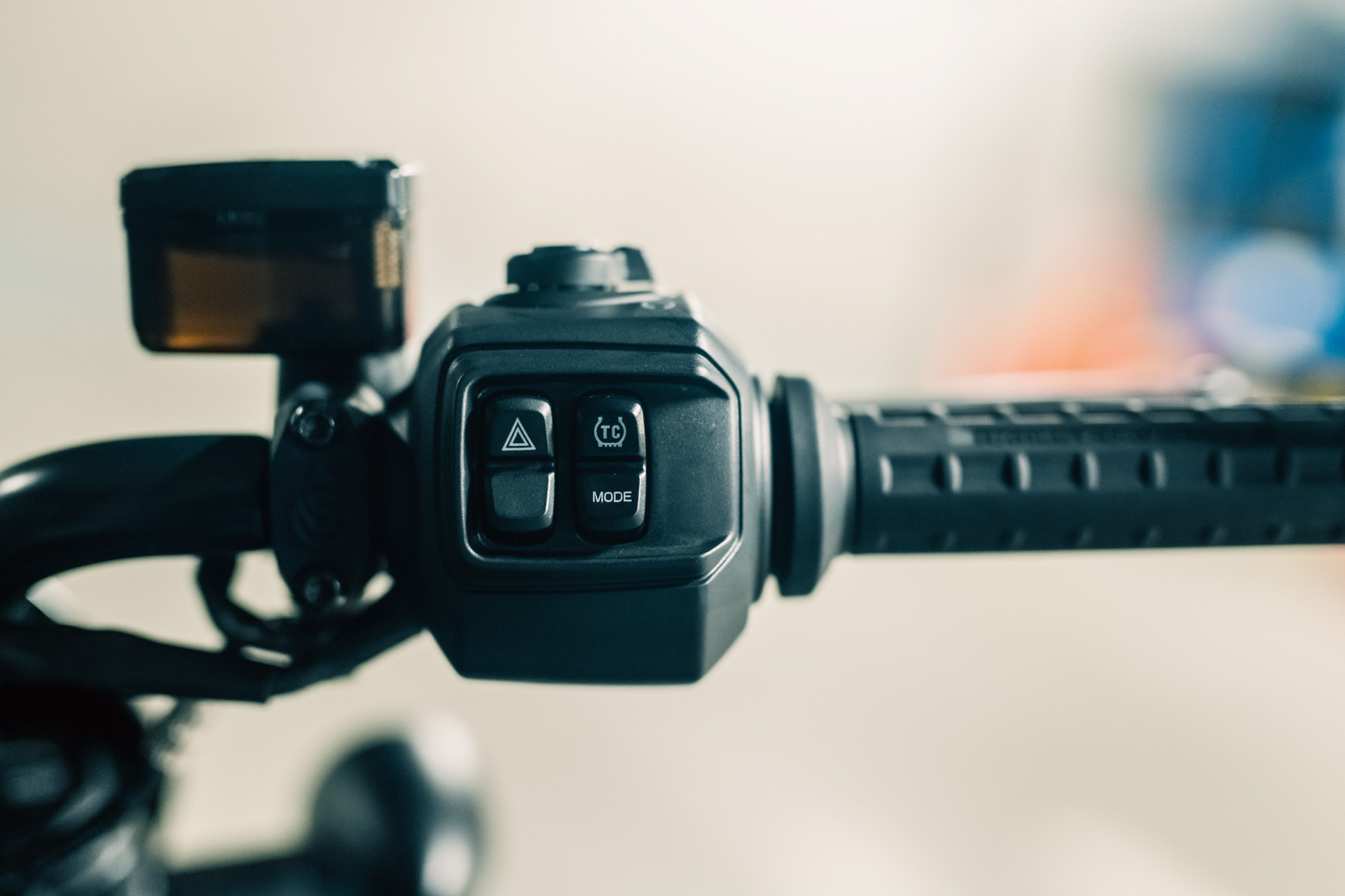 右側にモード切り替えなどのスイッチが配置される