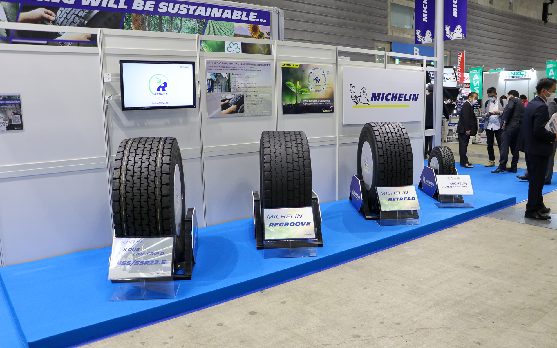 ジャパントラックショー2022に展示されていたトラック・バス用のワイドシングルタイヤ。ミシュランでは、タイヤのロングライフ化による「リデュース」、磨り減ったトレッドゴムに溝を再生してリユースする技術「リグルーブ」、トレッドゴムを再生する「リトレッド」といった取り組みも推進している