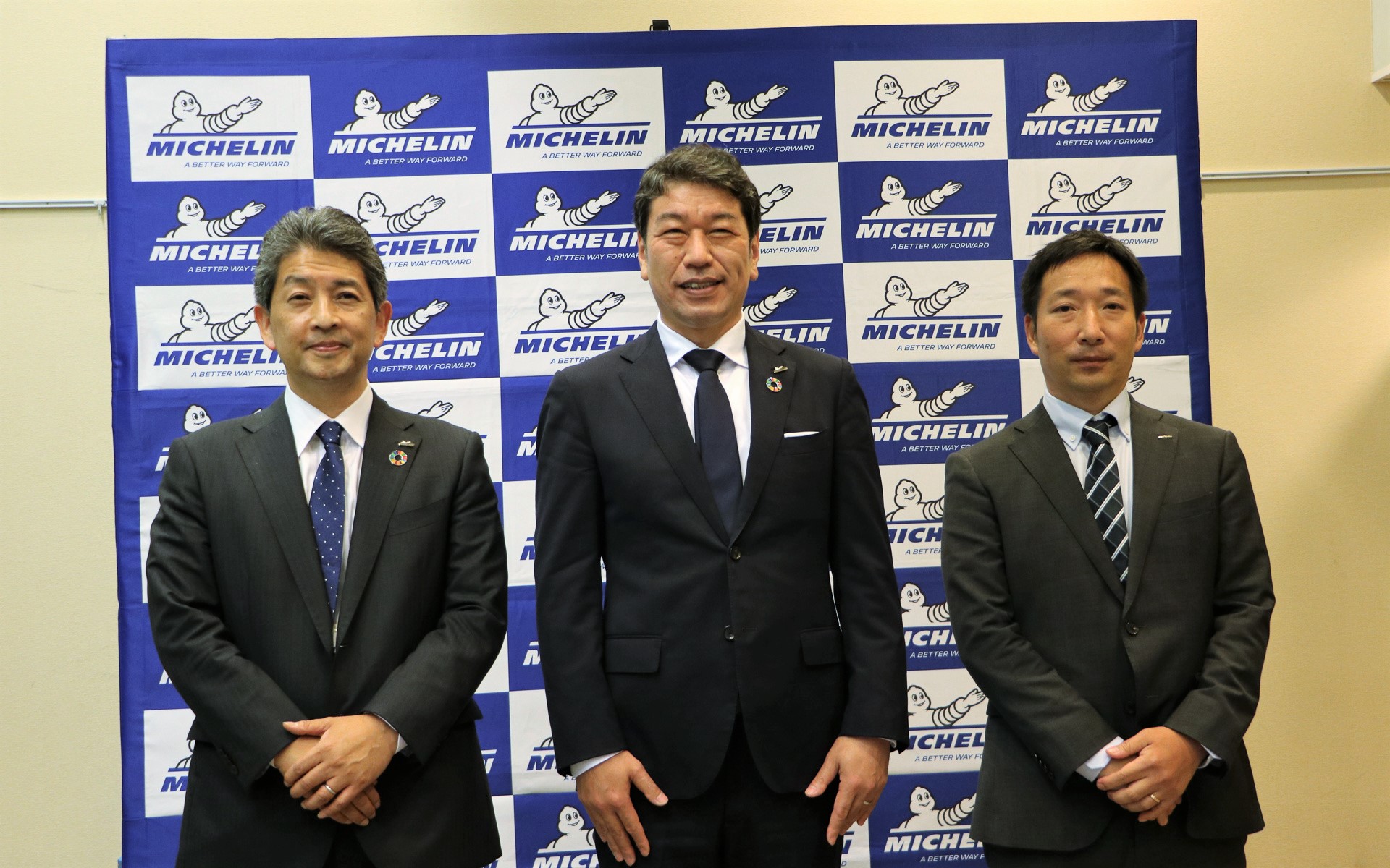 メディアセミナーで登壇した、日本ミシュランタイヤ株式会社 B2B事業部 常務執行役員 田中禎浩氏（左）、日本ミシュランタイヤ株式会社 代表取締役社長 須藤元氏（中）、株式会社村田製作所 技術・事業開発本部 事業インキュベーションセンター RFID事業推進部 ビジネスディベロップメント課 シニアマネージャー 福原将彦氏（右）