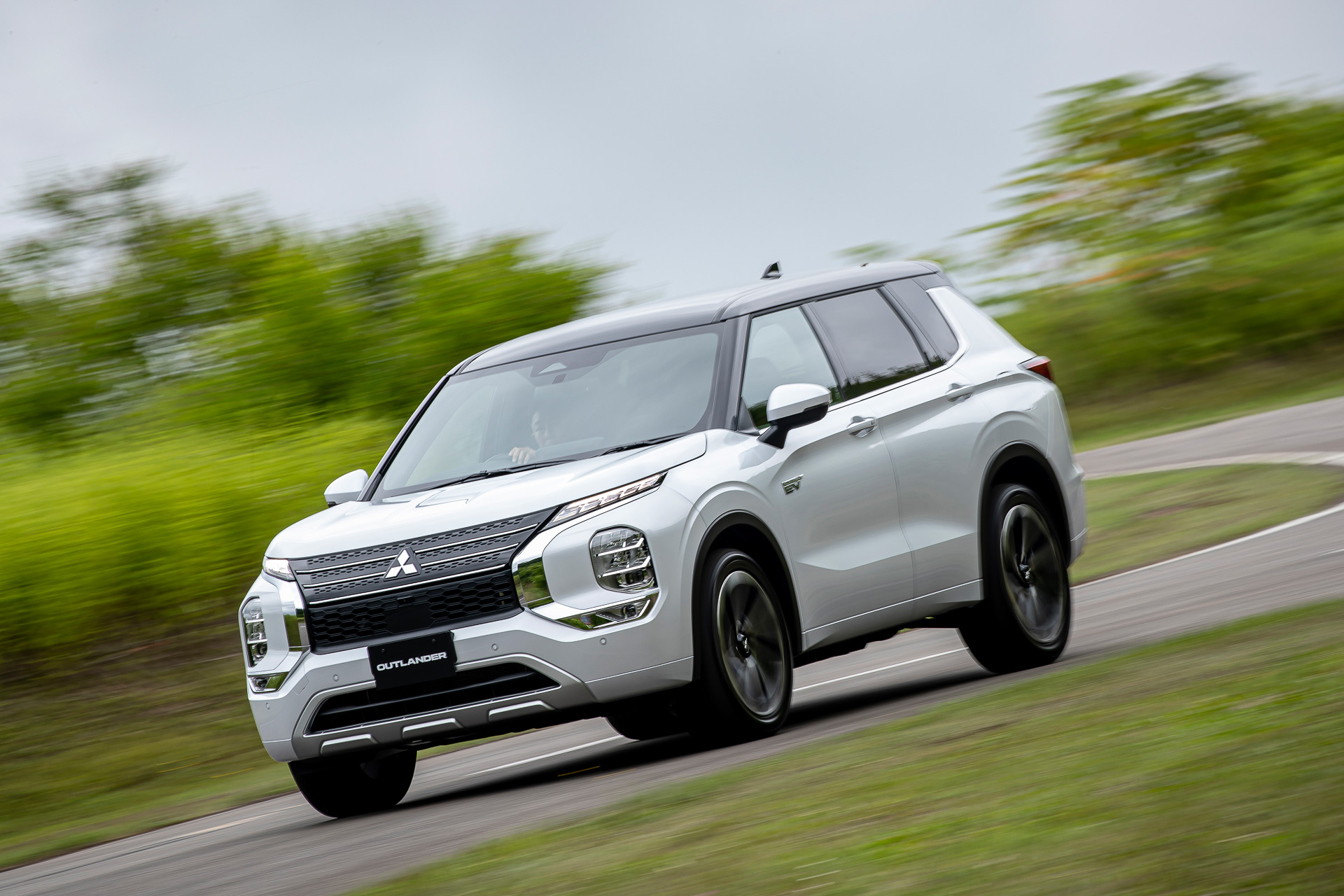 内外装の刷新に加えモーターの高出力化に駆動用バッテリの大容量化、運転支援機能の高性能化などが行なわれた新型アウトランダーPHEV。駆動方式はツインモーター4WDのS-AWC。搭載する2.4リッターガソリンエンジンは最高出力98kW/5000rpm、最大トルク195Nm/4300rpmを、前後モーターはフロントが80kW/255Nm、リアが100kW/195Nm。バッテリの総電力量は20kWh。普通充電での充電時間は約7.5時間、急速充電では約38分(80%充電)。価格は「M」(5人乗り)が462万1100円、「G」(7人/5人乗り)が490万4900円、「P」(7人乗り)が532万700円