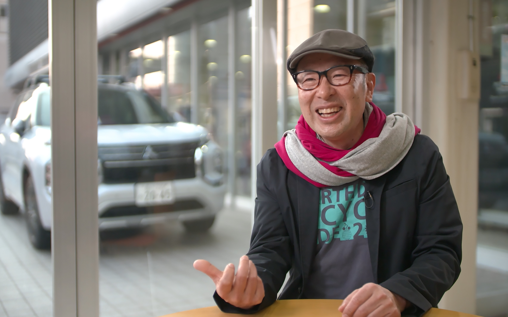 バッテリ残量の消費度を意識して効率よく走ることが多いが、クルマの制御に任せるだけでなくていねいに運転するとより効果が出るので以前より運転がスムーズになったそう。運転することが「楽しくなった」という