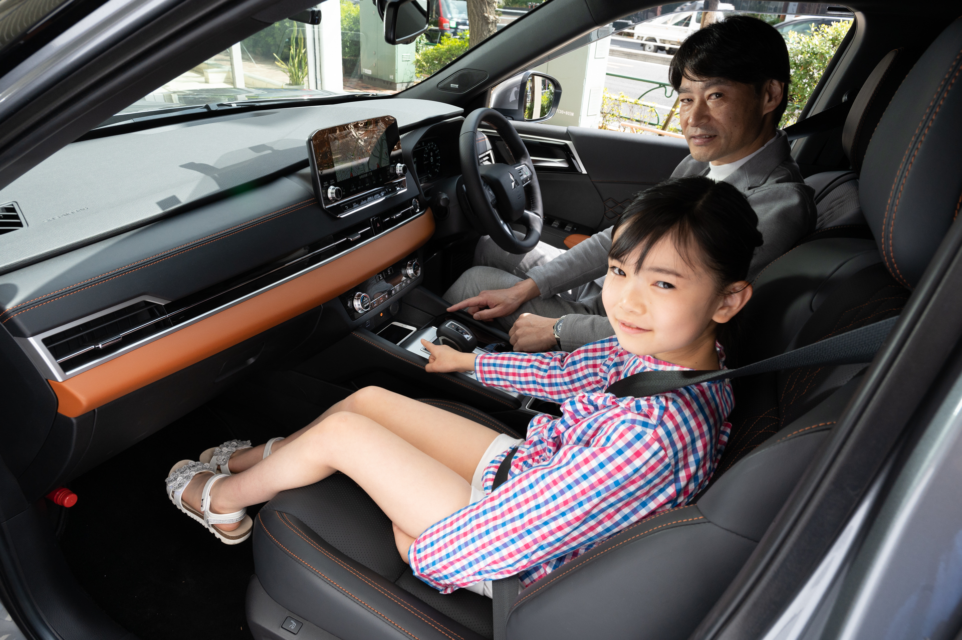 リフレッシュ機能が付く助手席が指定席となった。有馬さんのアウトランダーPHEVはPグレードで3列シートの7名乗車仕様。普段は2列目シートまでしか使用していないが、有馬さんのご両親と会うときには3列目のシートを展開することで一緒に乗れる。なので7人乗りの設定はとても気に入っているという