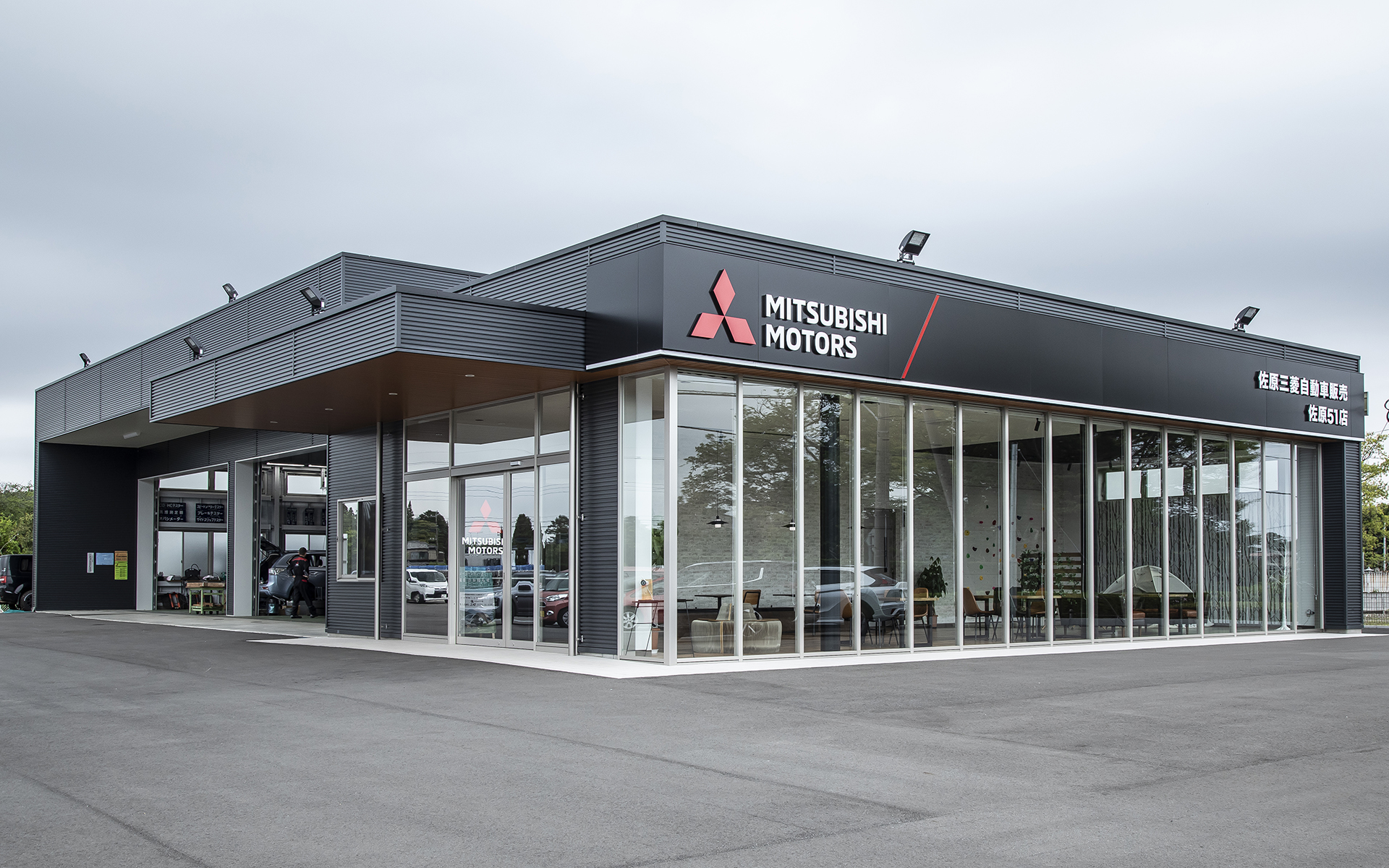 取材は成田空港から近い千葉県香取市にある佐原三菱自動車販売 佐原51店で行なった。リニューアルオープンしたばかりの最新デザイン店舗となっている