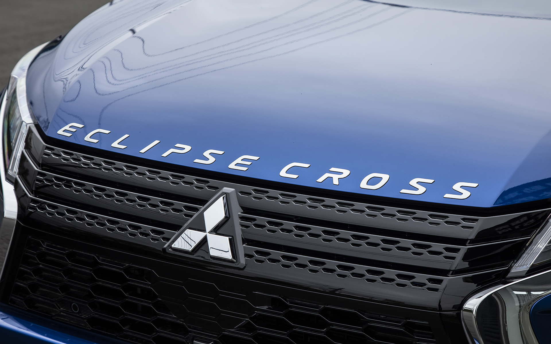 ボンネット先端の車名ロゴのエンブレムも装着したが、これはマイナーチェンジ前のモデルに設定していたもの。ロゴのデザインが好みだったそうであえてのチョイス