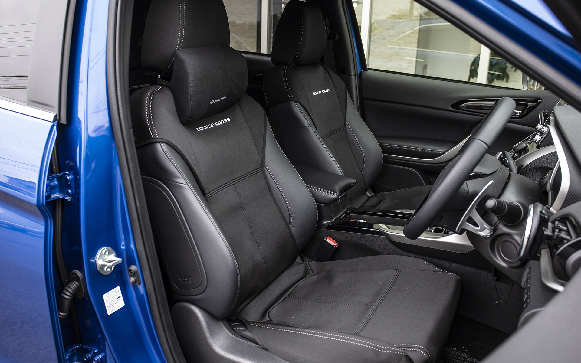 本革シートが希望だったが、納期の関係でファブリックシート仕様を購入することになった。そこでシートカバーを装着。純正アクセサリーだけにフィット感もよく気に入っているそうだ