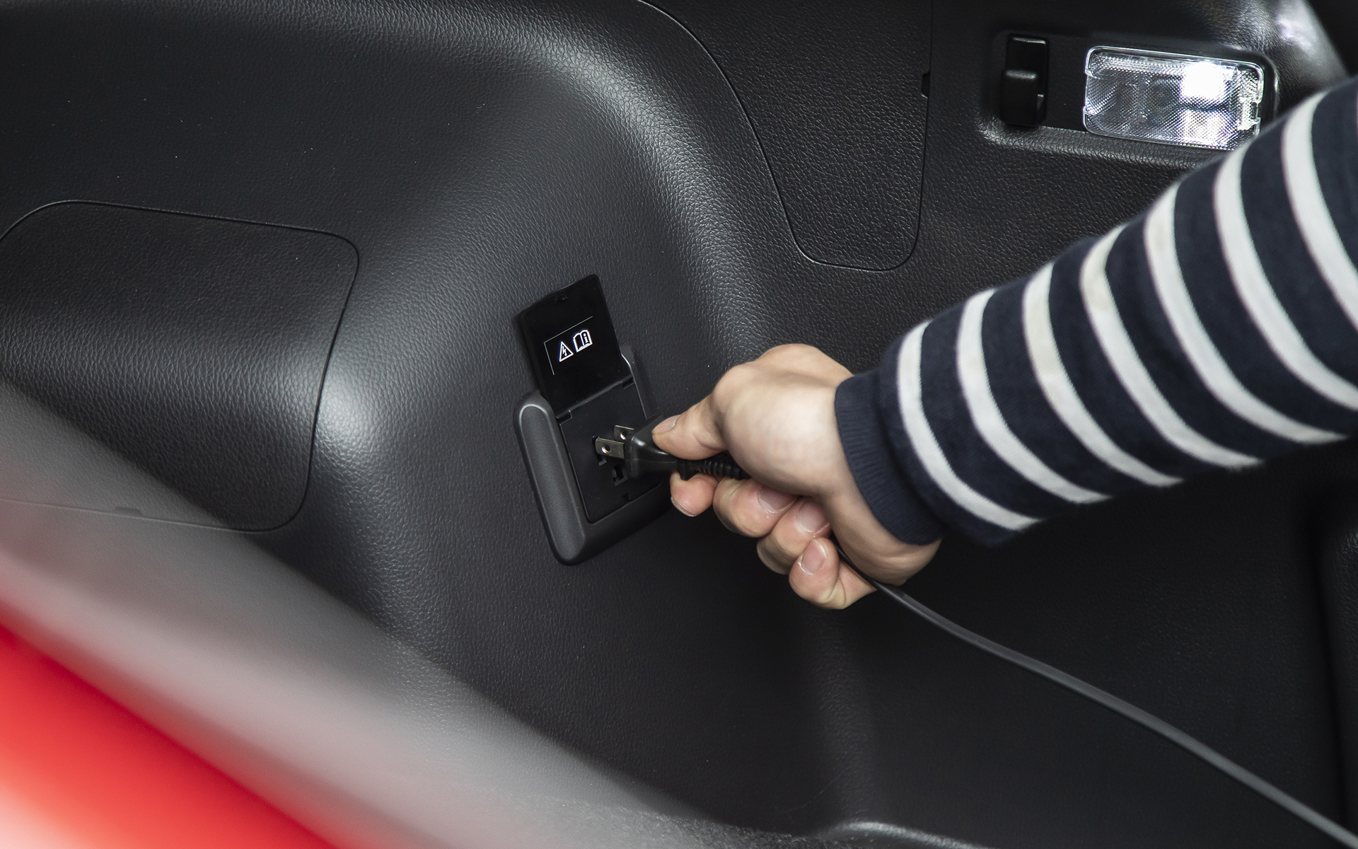 1500Wまでの電気製品を使用できる100Vプラグ。アウトドアで使用するくらいの電気であれば丸1日使っても余裕だったそうだ。また、菅谷さんはドローンパイロットでもあるのでドローンの充電にもエクリプス クロス PHEVは役に立つ