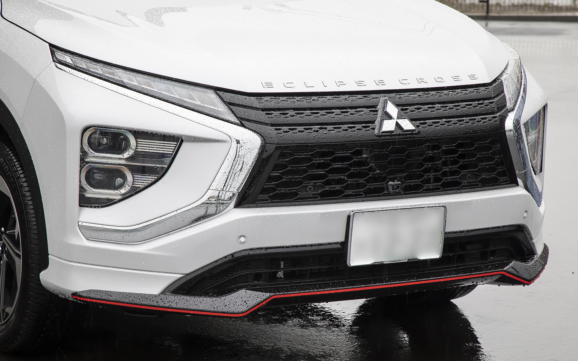 エクリプス クロス PHEVはスタイルも気に入っていたそうだが、「他の人と同じじゃない方がいい」ということから純正アクセサリーの「スタイリングパッケージ」を選択していた。ただ、納車後にラリーアート仕様のエクステリアパーツが発売されたのを見てちょっと悔しかったそうだ（笑）