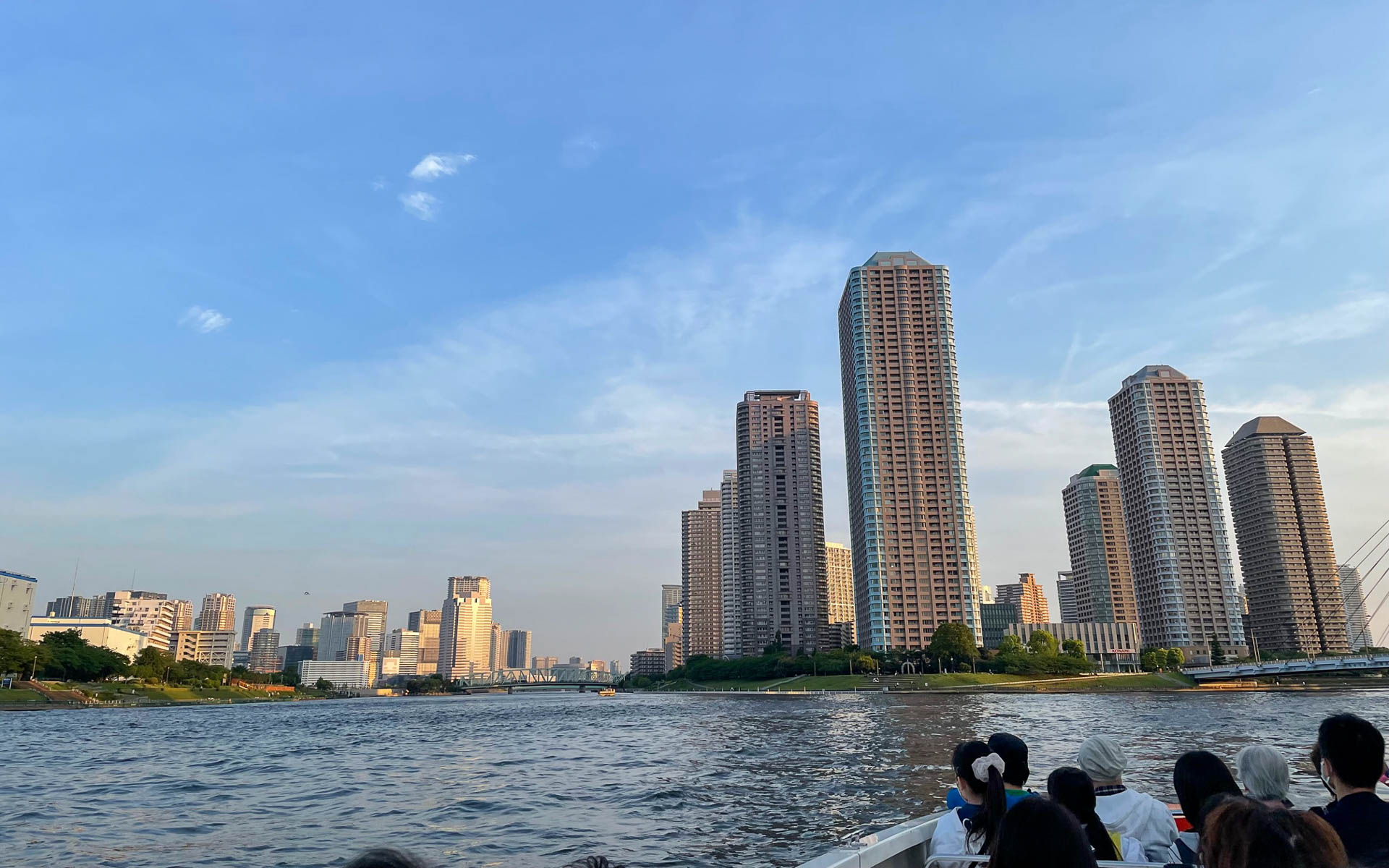 隅田川に出て行き交うクルーズ船も増え、穏やかに船は運航していきます