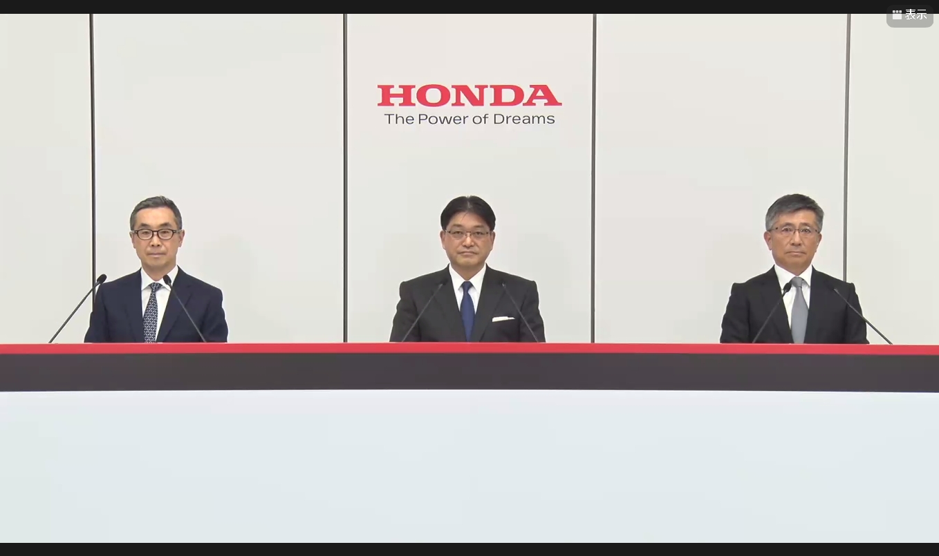 ホンダの2021年度決算説明会の登壇者。左から、本田技研工業株式会社 執行職 経理財務統括部 部長 藤村英司氏、本田技研工業株式会社 取締役 代表執行役副社長 竹内弘平氏、本田技研工業株式会社 執行役専務 水野泰秀氏