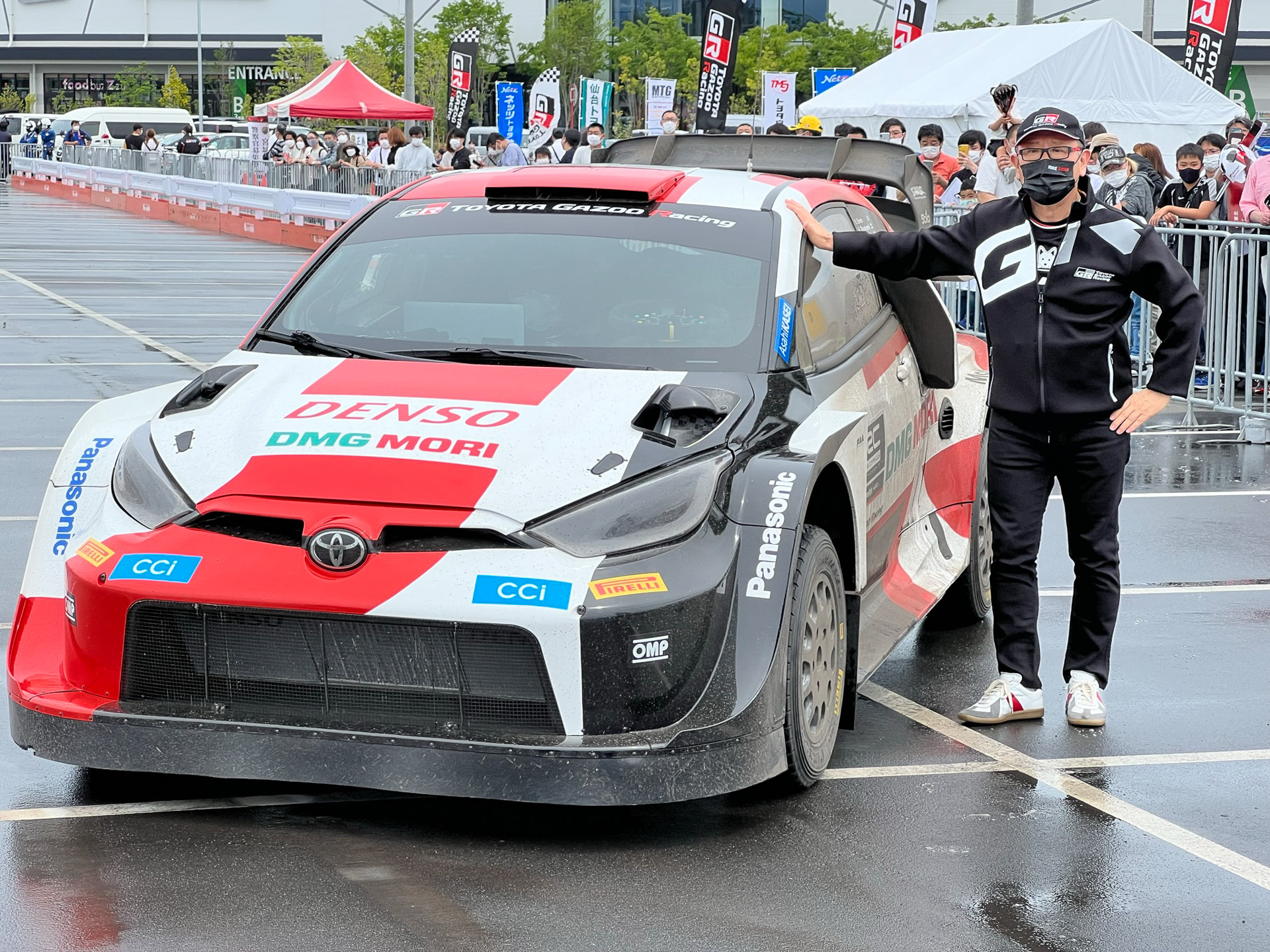 走行後の記念撮影。最初はこのポーズだったが