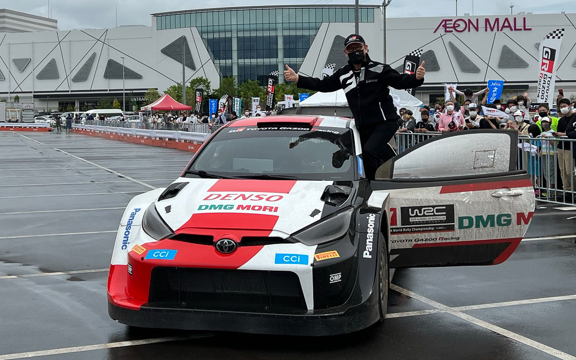 「クルマ好きのためならなんでもする」との言葉どおり、GRヤリスラリー1にのってポーズを決める