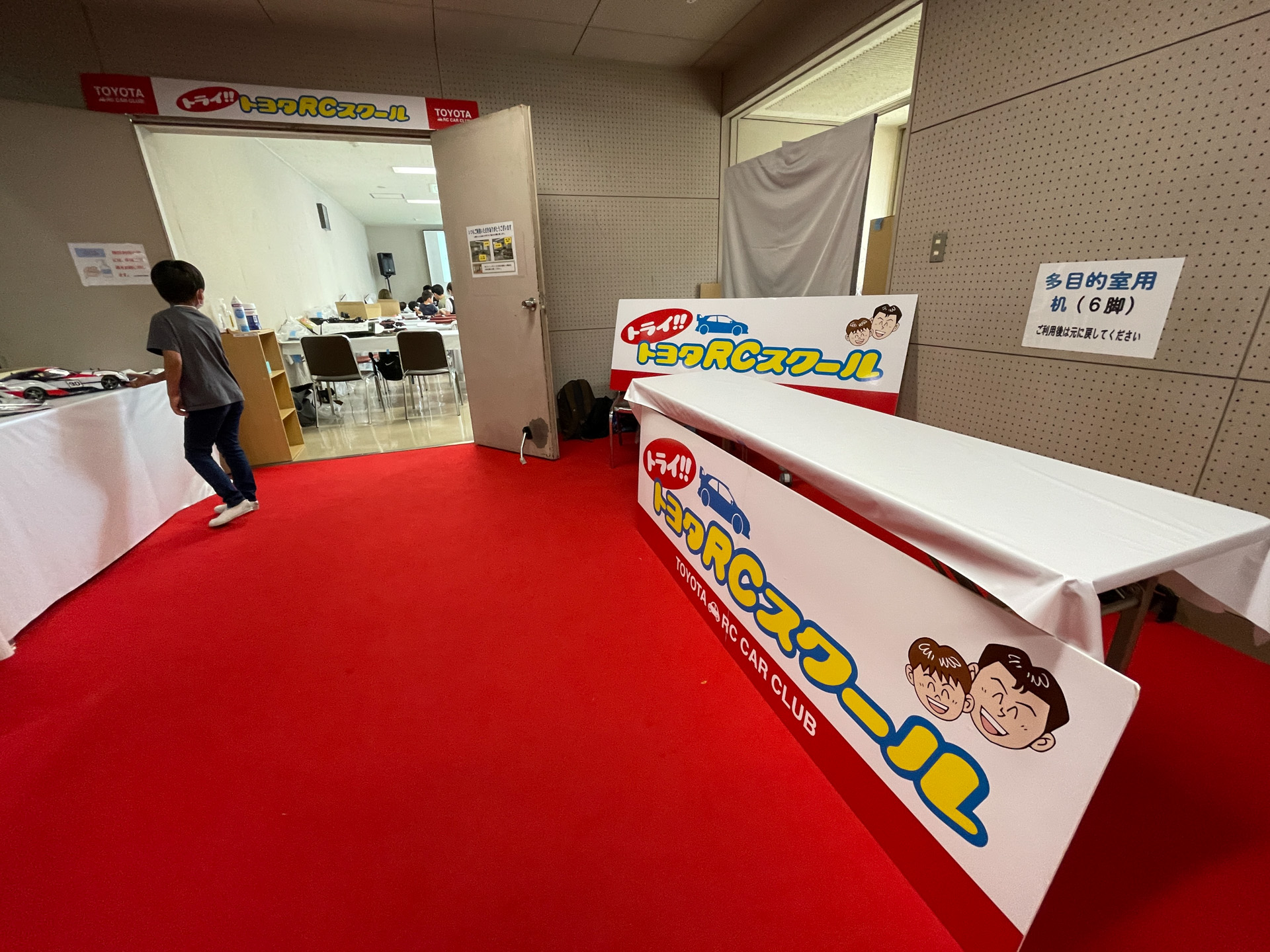 RCカーの製作を行なう工作教室「トライ!!トヨタRCスクール」