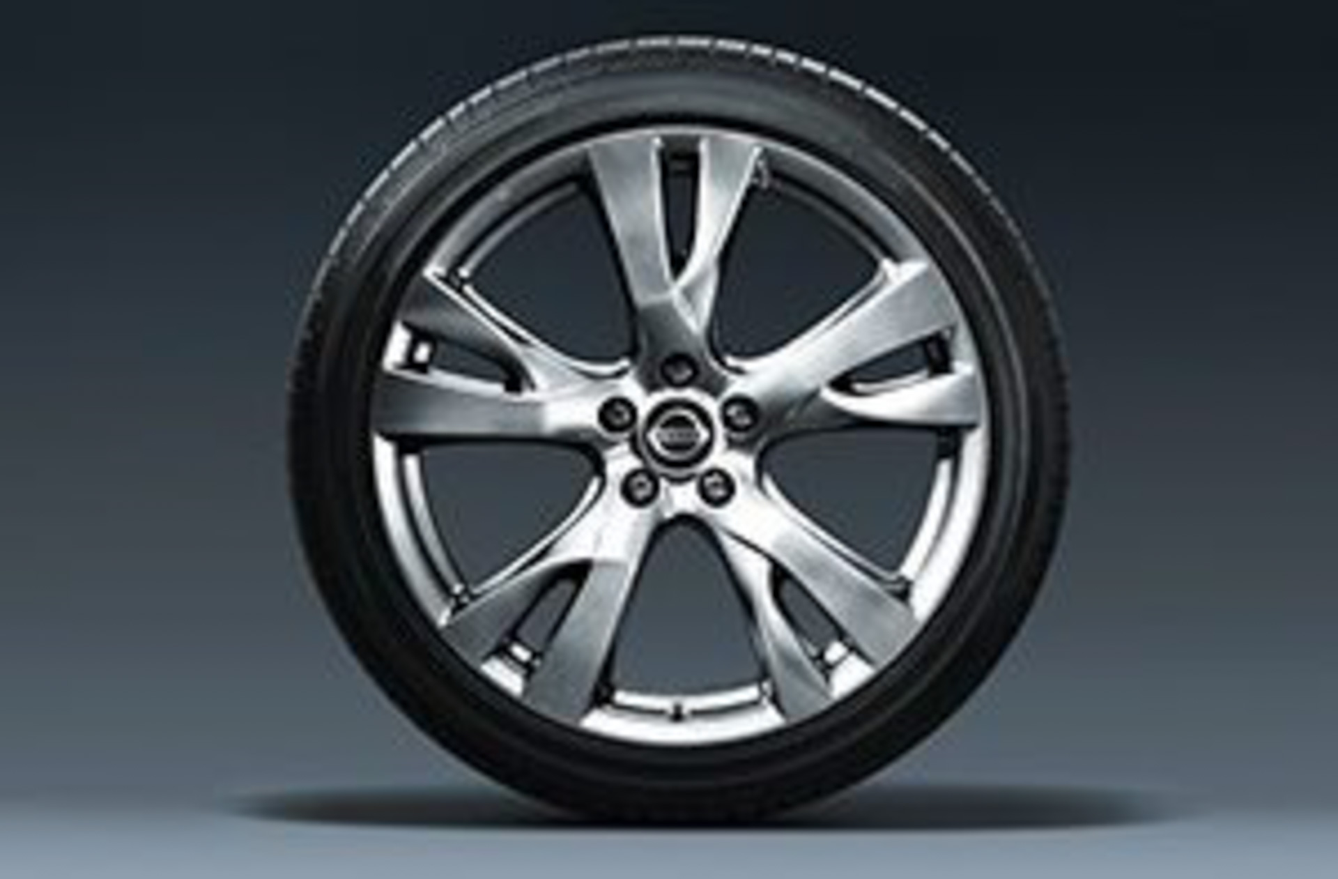 370GT Type Sのアルミホイールはベース車の20インチアルミホイール（9J：クロームカラーコート&245/40R20 95Wタイヤ）