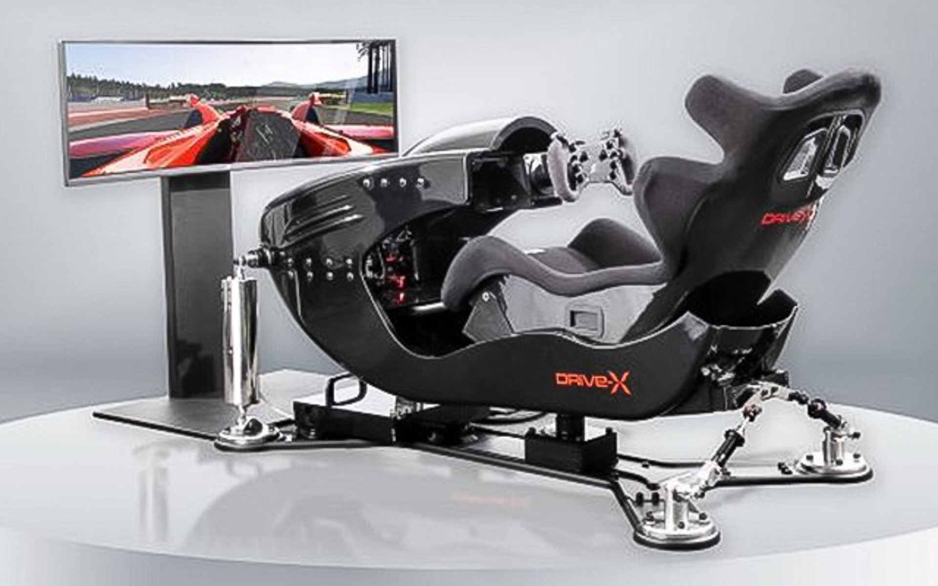 KDDIが自宅で本格的なドライビング体験が楽しめるVRレーシングシミュレータ「DRiVe-X code-F au PAY マーケットモデル」を発売する