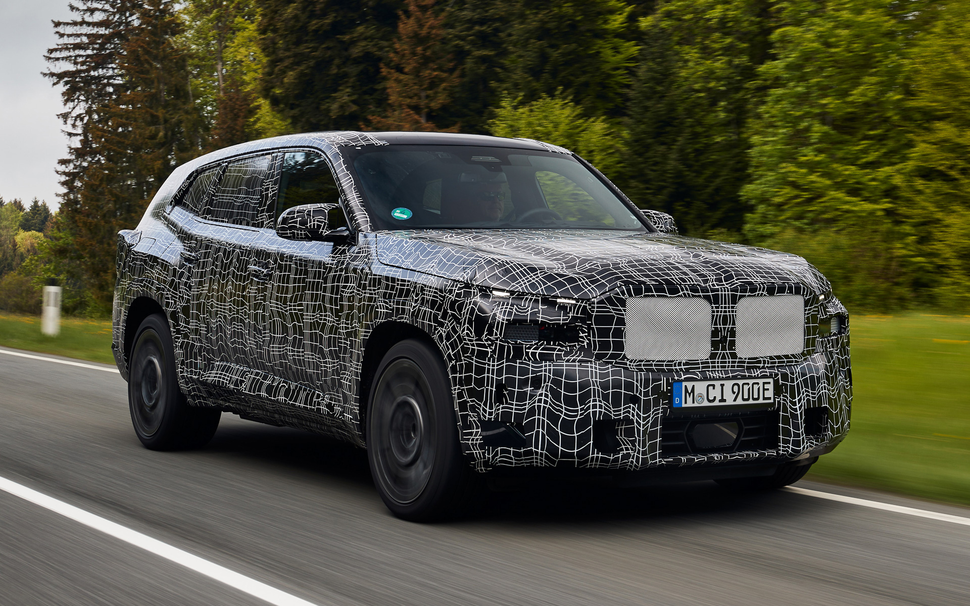 BMW M初のプラグインハイブリッドモデルとなる新型「XM」が最終テストを実施している