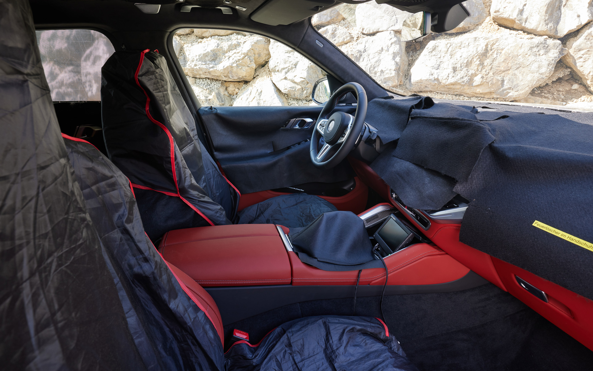 カモフラージュされた状態の新型「XM」のインテリア