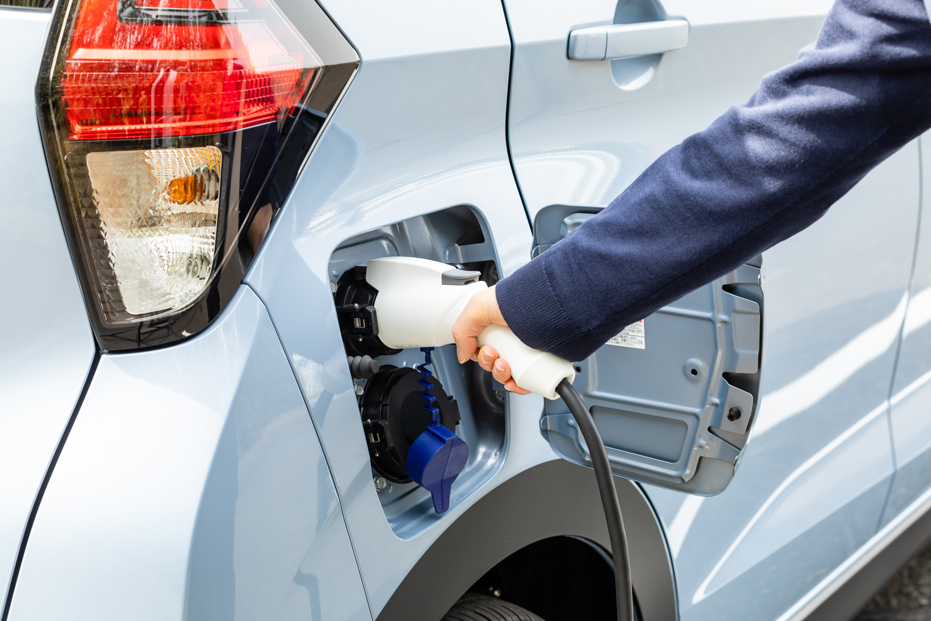 普通充電（AC200V/14.5A）と急速充電の2つの充電ポートを装備。普通充電は約8時間で満充電、急速充電では約40分で80％の充電が完了