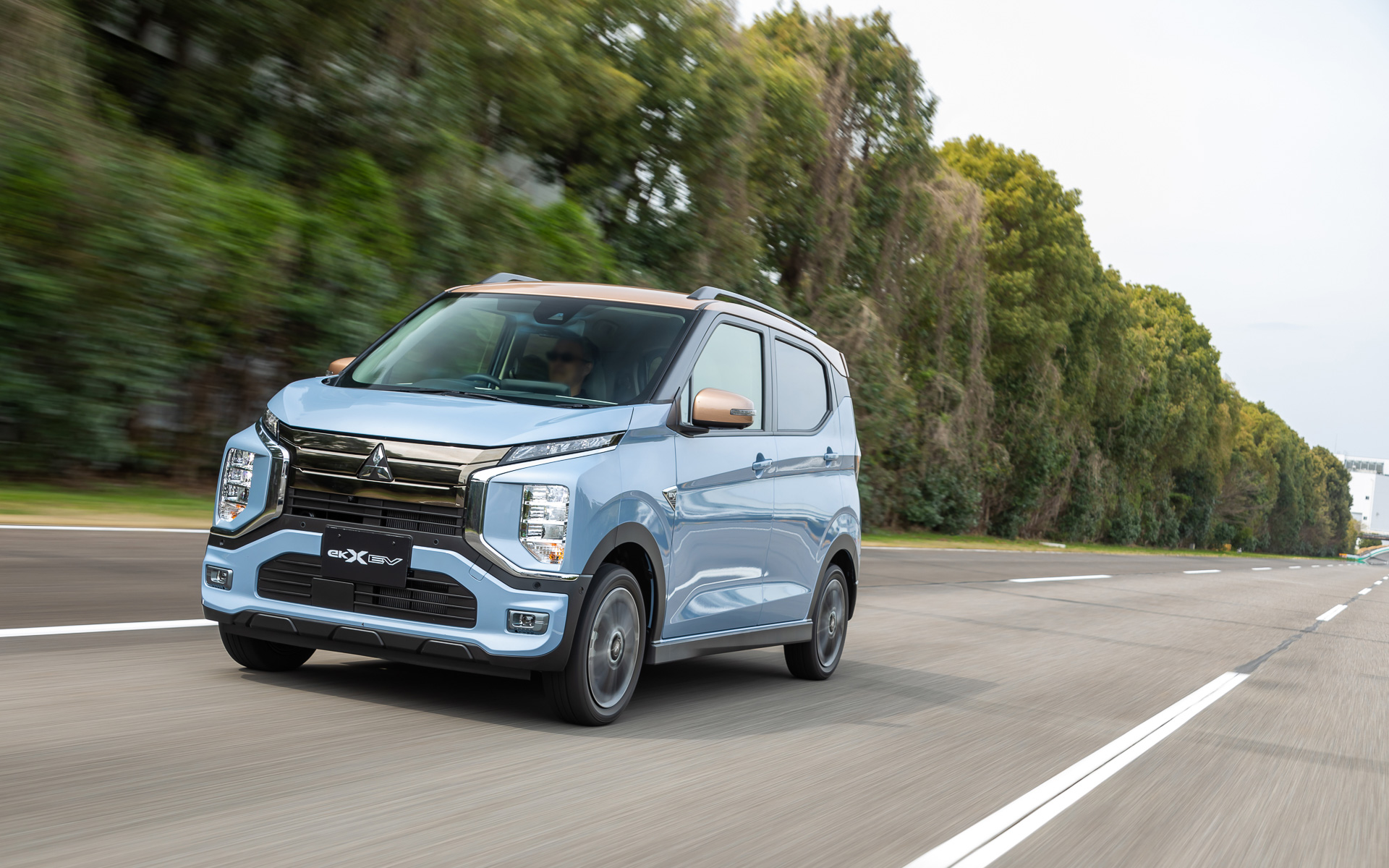 eK クロス EVはMM48型モーターを搭載し、最高出力47kW/2302-10455rpm、最大トルク195Nm/0-2302rpmを発生