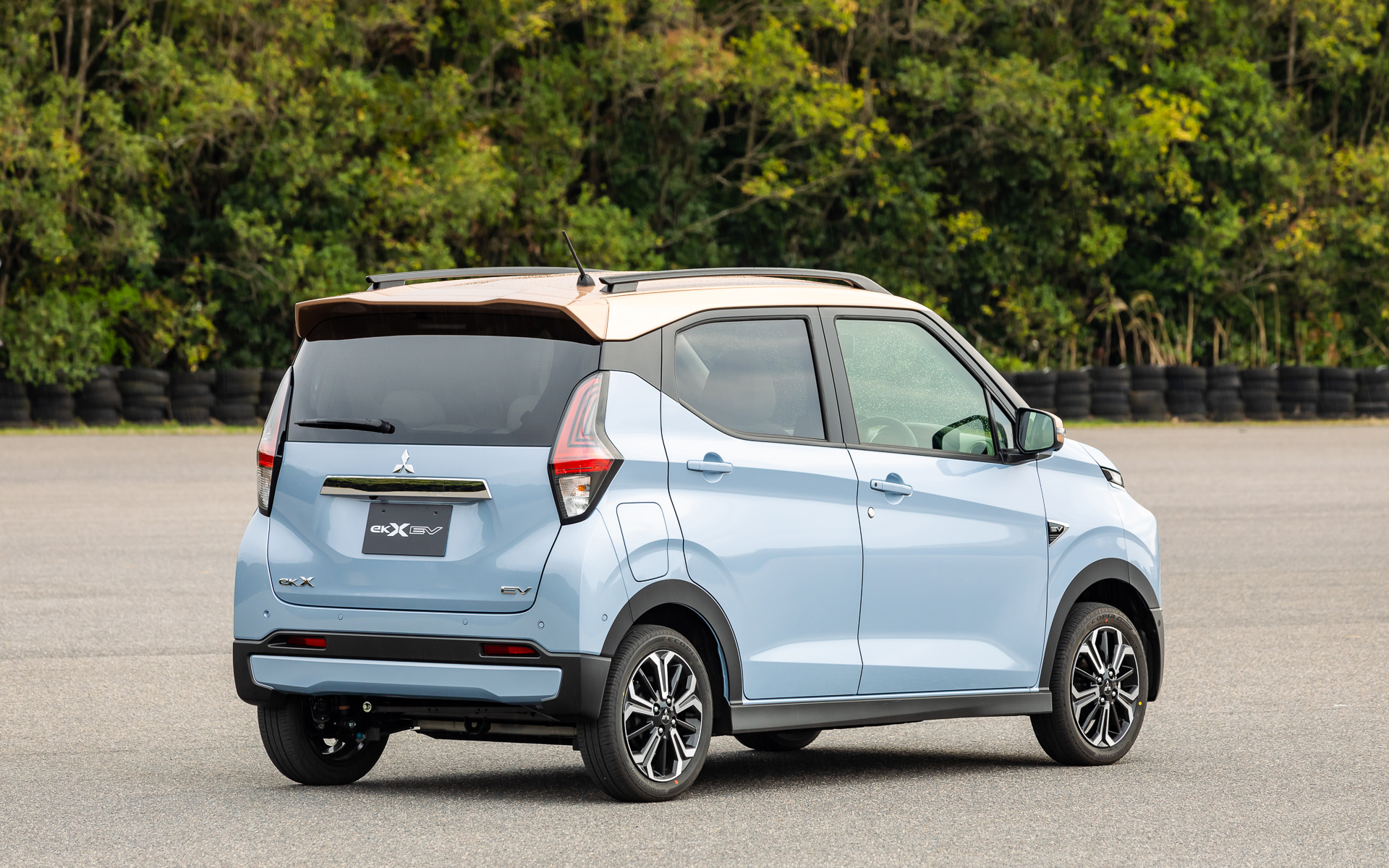 eK クロス EVのボディサイズは3395×1475×1655mm（全長×全幅×全高）。写真のボディカラーはミストブルーパール×カッパーメタリックの2トーン仕様。Pグレードは15インチアルミホイールにブリヂストン「エコピア EP150」（165/55R15）をセット