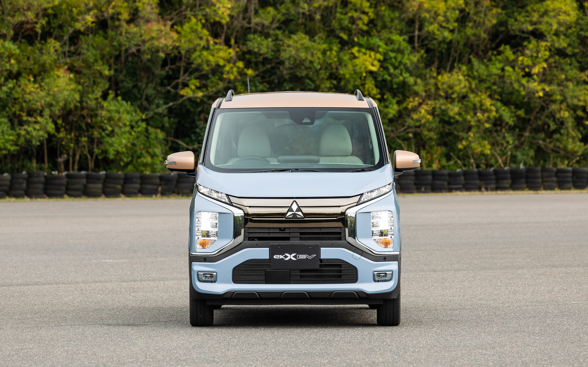 eK クロス EVのボディサイズは3395×1475×1655mm（全長×全幅×全高）。写真のボディカラーはミストブルーパール×カッパーメタリックの2トーン仕様。Pグレードは15インチアルミホイールにブリヂストン「エコピア EP150」（165/55R15）をセット