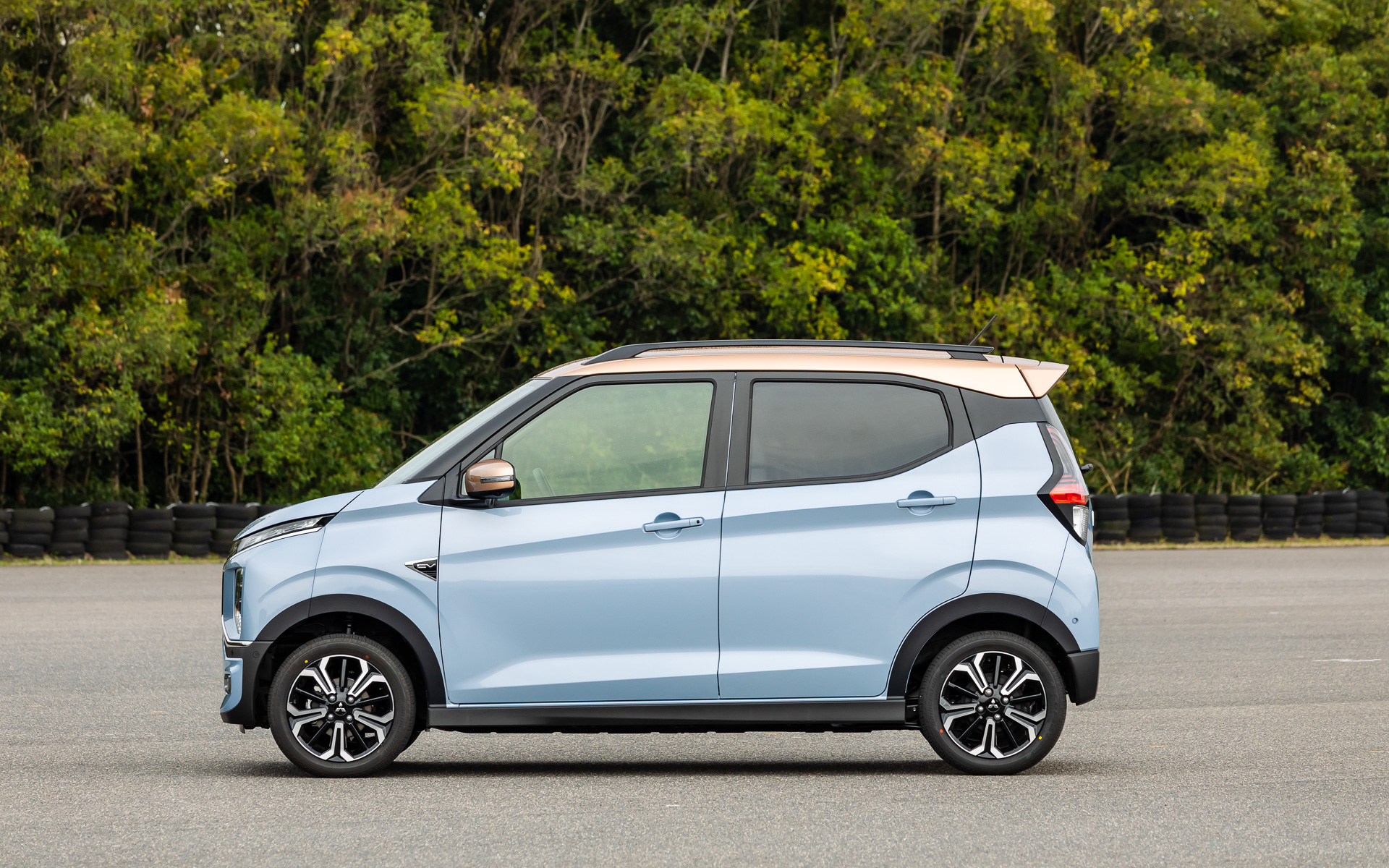 eK クロス EVのボディサイズは3395×1475×1655mm（全長×全幅×全高）。写真のボディカラーはミストブルーパール×カッパーメタリックの2トーン仕様。Pグレードは15インチアルミホイールにブリヂストン「エコピア EP150」（165/55R15）をセット