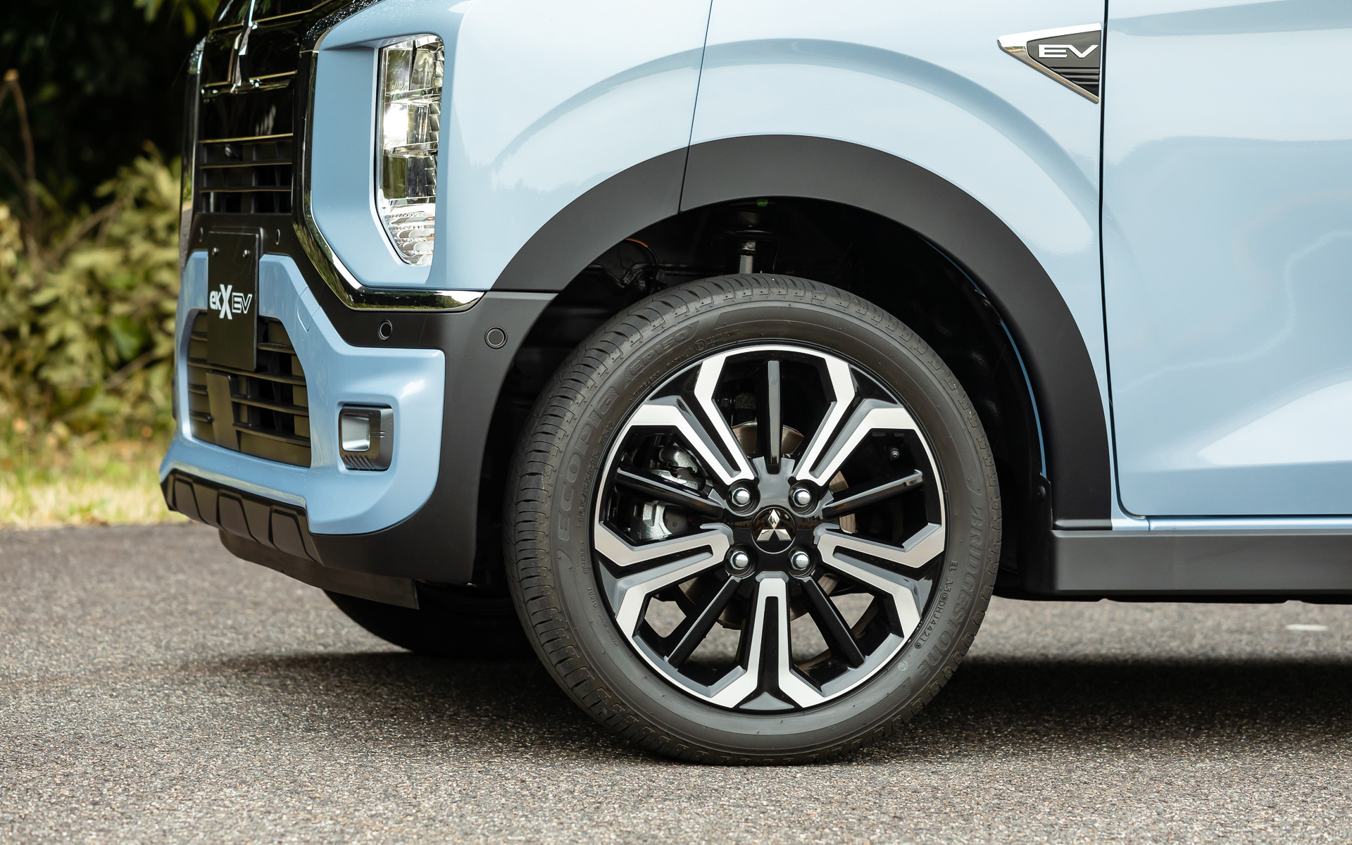 eK クロス EVのボディサイズは3395×1475×1655mm（全長×全幅×全高）。写真のボディカラーはミストブルーパール×カッパーメタリックの2トーン仕様。Pグレードは15インチアルミホイールにブリヂストン「エコピア EP150」（165/55R15）をセット