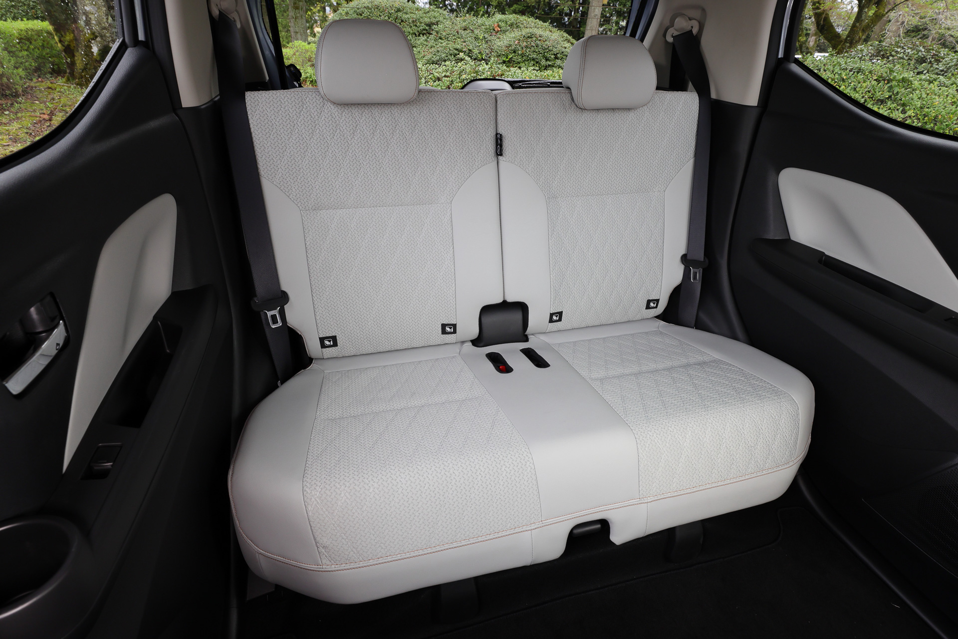 オプション設定の「プレミアムインテリアパッケージ」では、ライトグレーを基調に合成皮革と立体感のあるダイヤ柄エンボス加工を施したファブリックのコンビネーションを採用