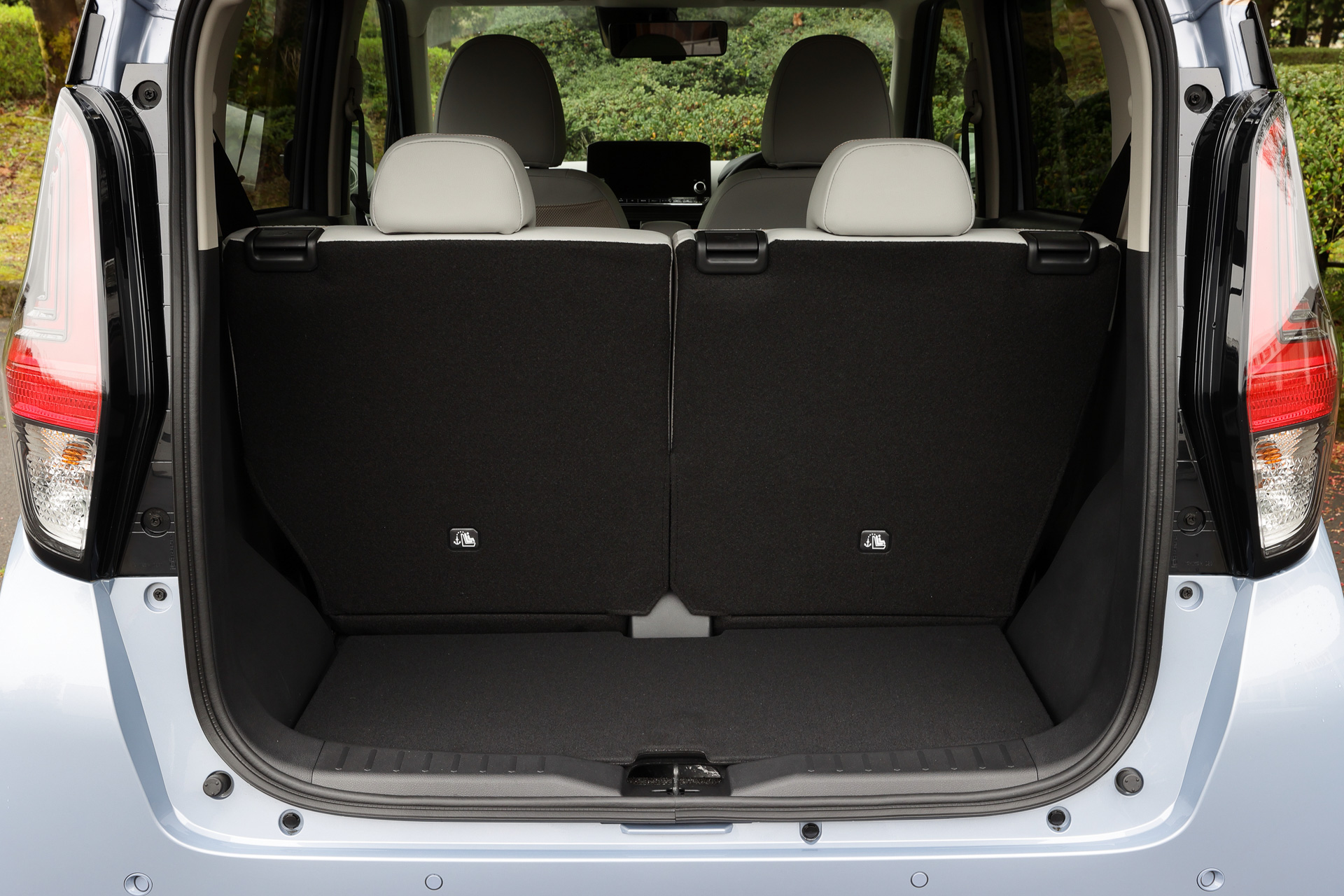 後席シートバックは50：50分割可倒式を採用