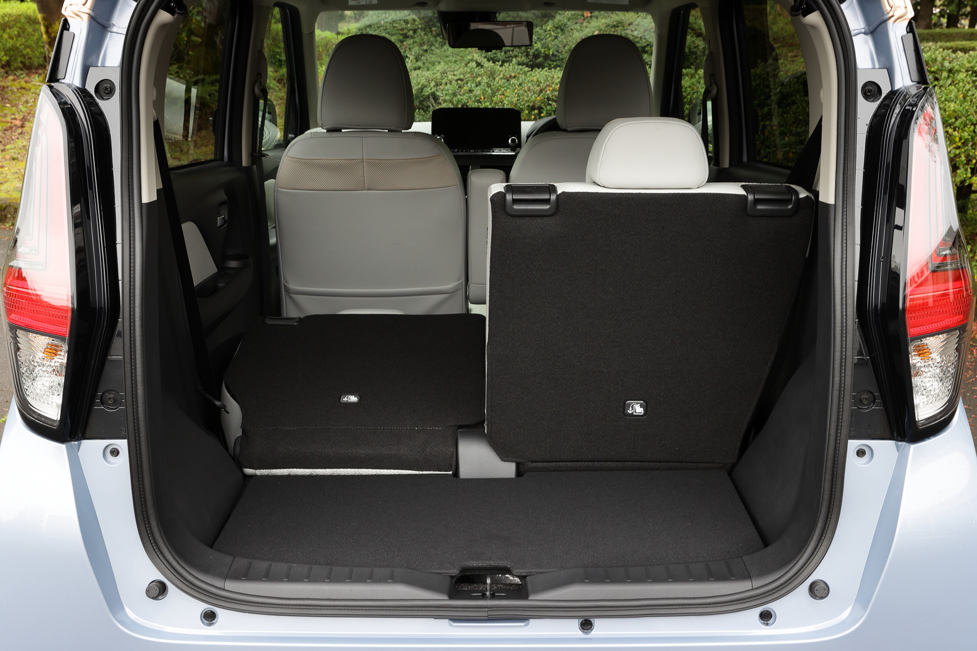 後席シートバックは50：50分割可倒式を採用