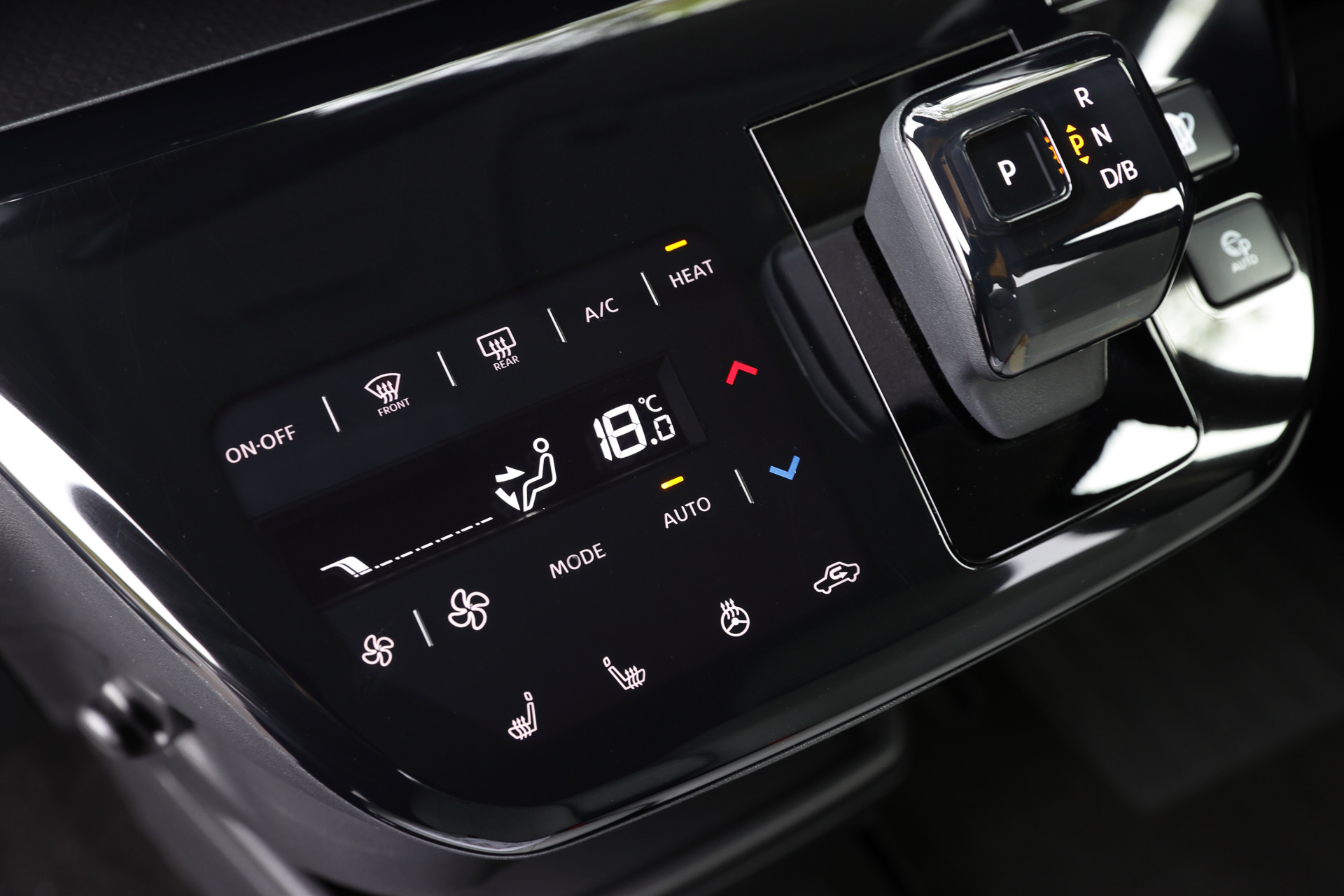 インテリアでは、直感的で操作しやすい電子制御セレクターレバーや7インチカラー液晶メーターなどを採用。インパネ中央には充電スポットや目的地までの推定電池残量などを表示可能な9インチスマートフォン連携ナビゲーションをセット（「P」に標準装備、「G」にオプション設定）