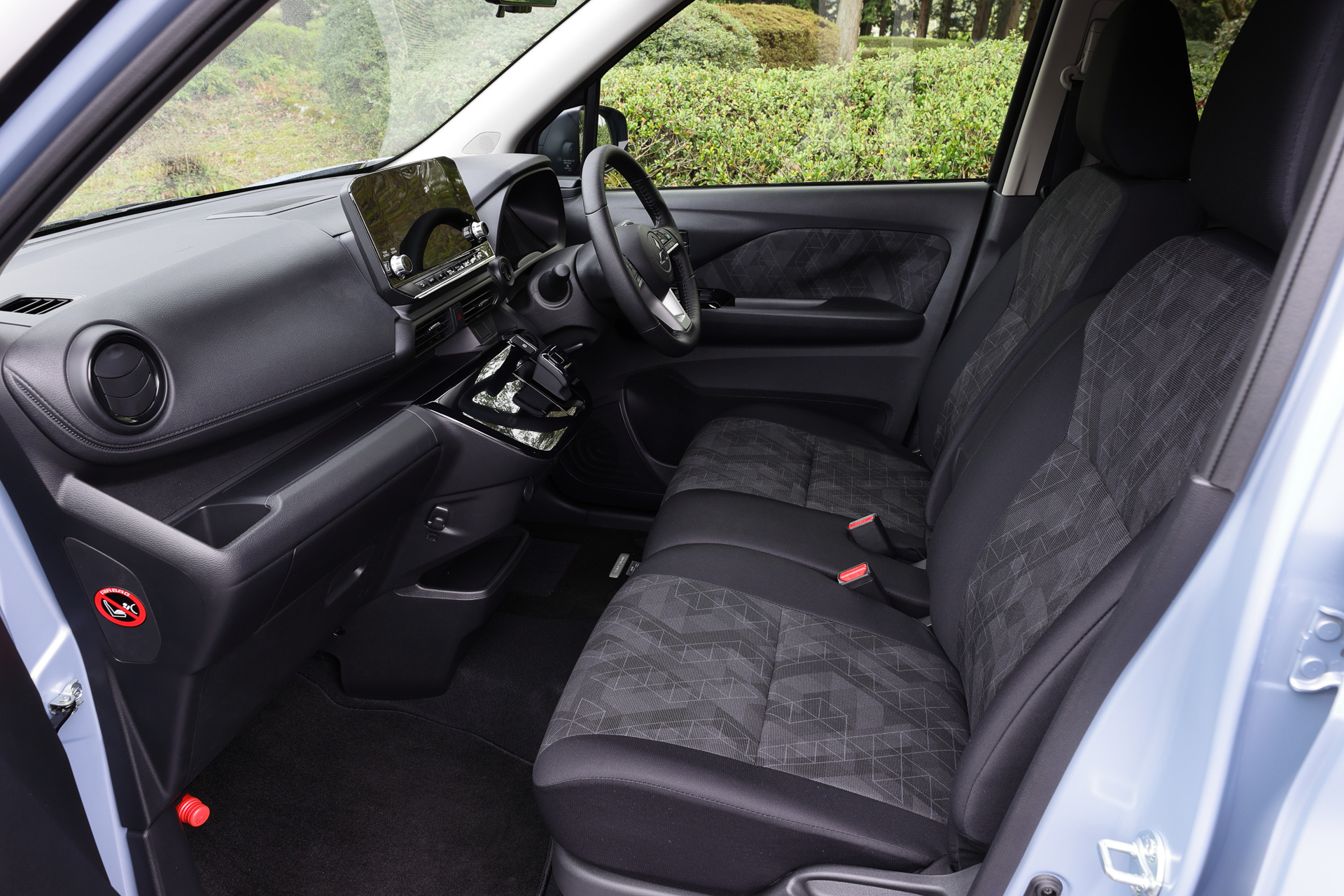 インテリアでは、直感的で操作しやすい電子制御セレクターレバーや7インチカラー液晶メーターなどを採用。インパネ中央には充電スポットや目的地までの推定電池残量などを表示可能な9インチスマートフォン連携ナビゲーションをセット（「P」に標準装備、「G」にオプション設定）