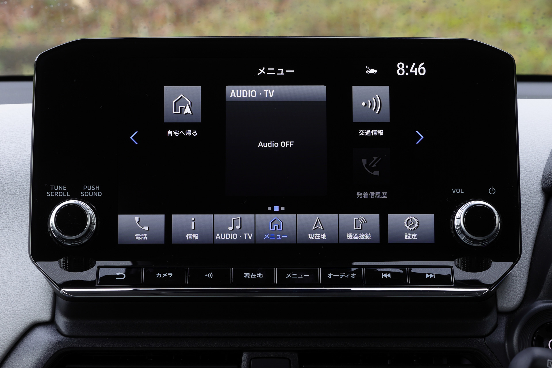 インテリアでは、直感的で操作しやすい電子制御セレクターレバーや7インチカラー液晶メーターなどを採用。インパネ中央には充電スポットや目的地までの推定電池残量などを表示可能な9インチスマートフォン連携ナビゲーションをセット（「P」に標準装備、「G」にオプション設定）